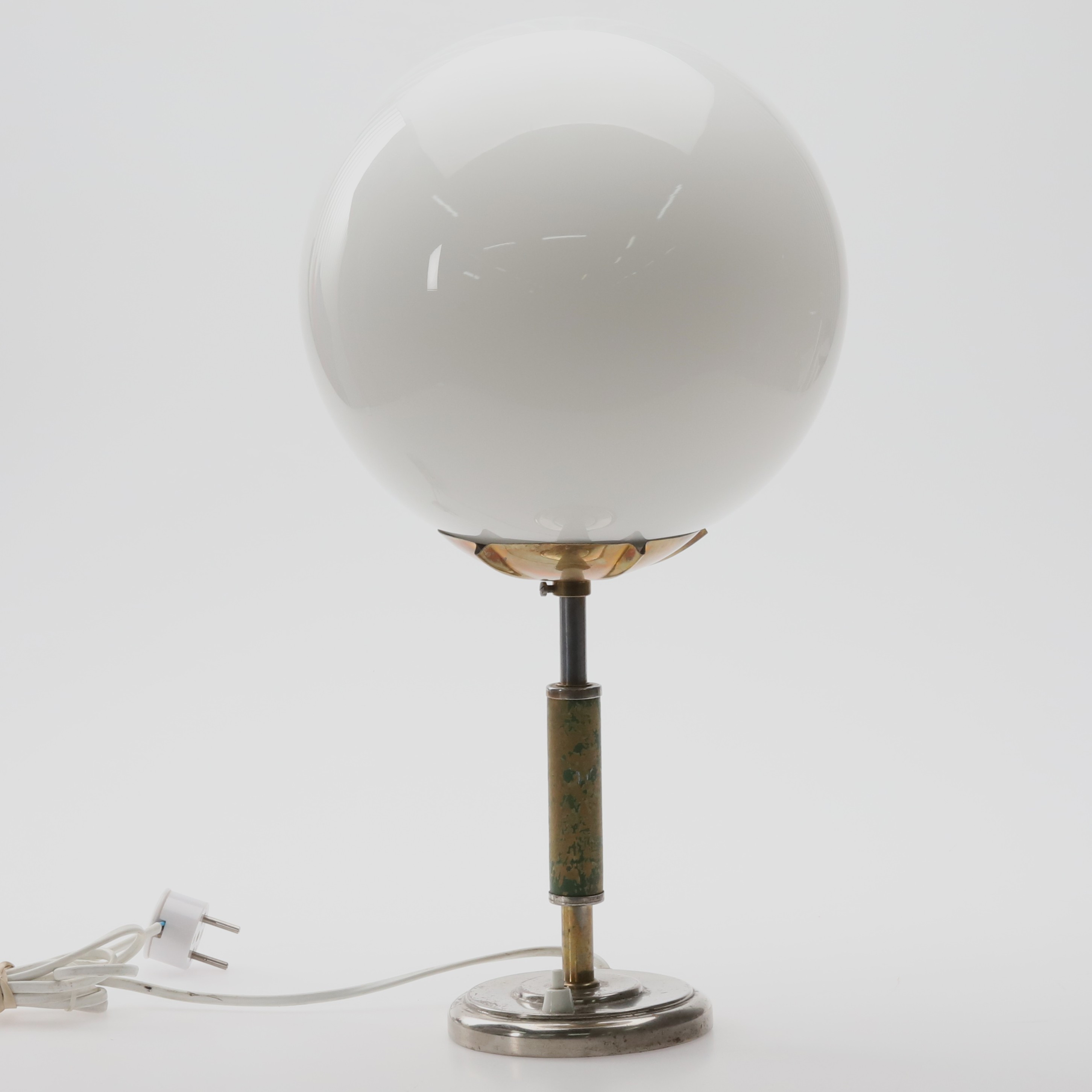 BORDSLAMPA. Stomme i stål, trä och mässing med klotformad kupa i opalglas. Art-deco, omkring 1930-tal.