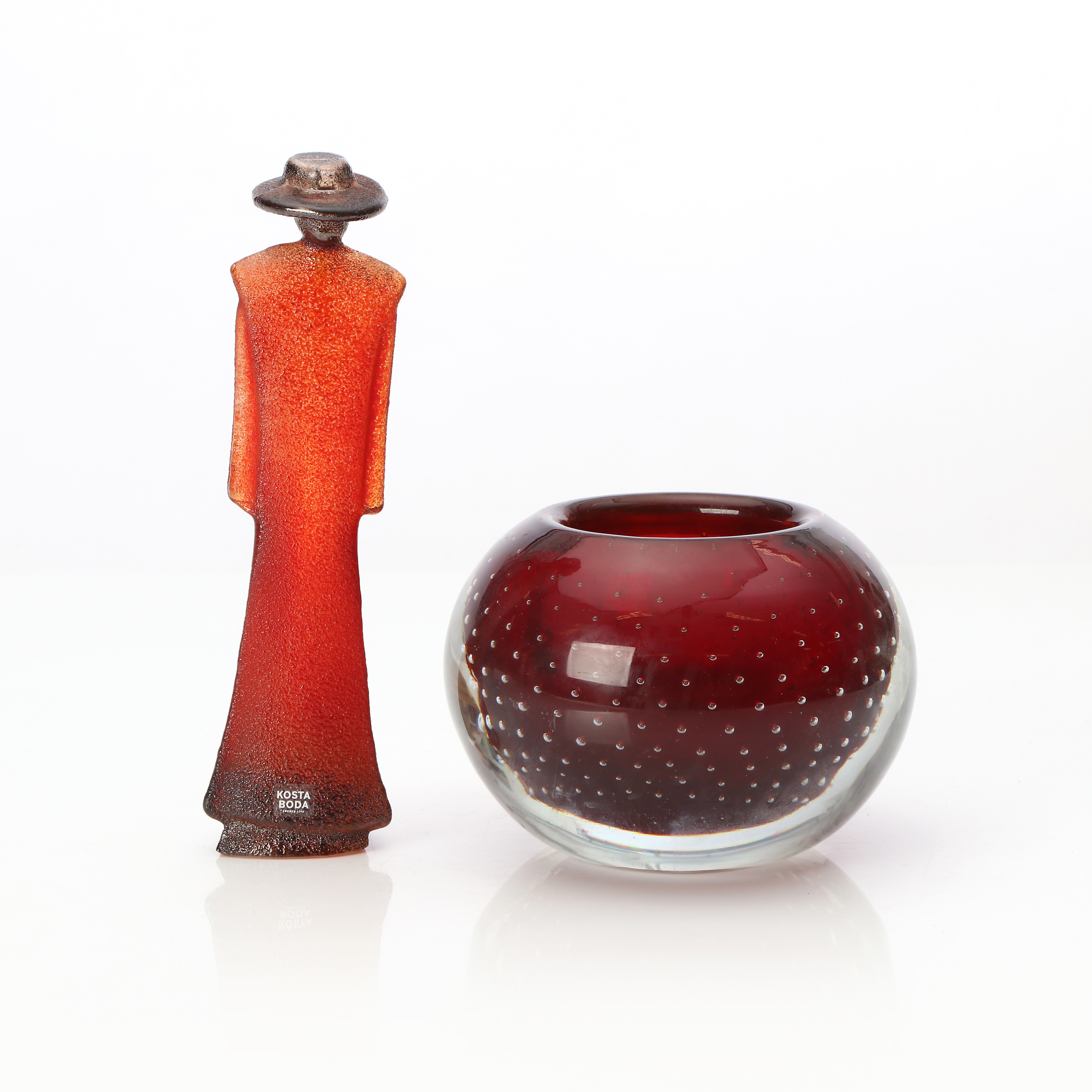 KONSTGLAS, TVÅ DELAR. Bl.a. Kjell Engman,, Kosta Boda.