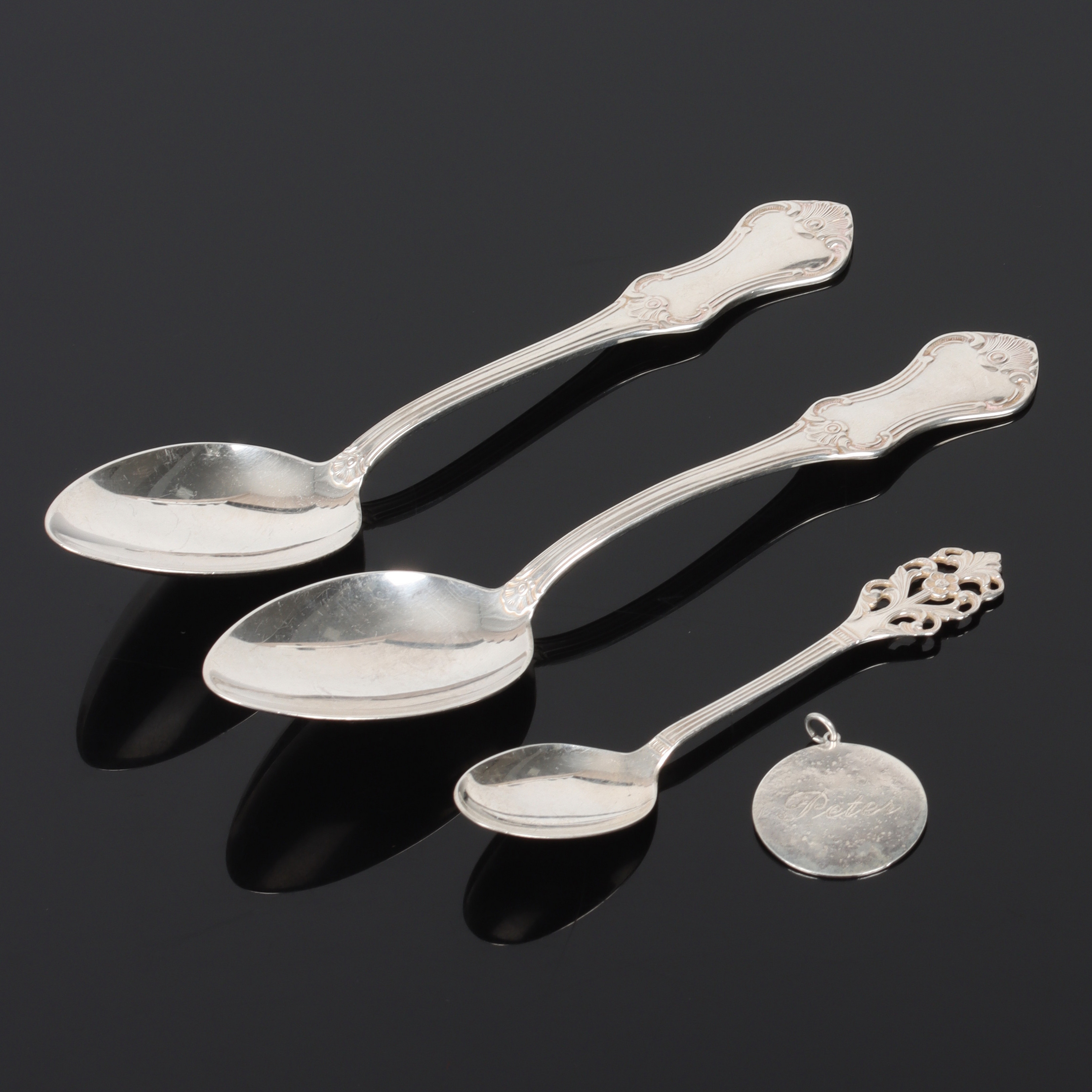 SKEDAR, silver, bl.a. Mema Guld & Silver, Lidköping. 2000.