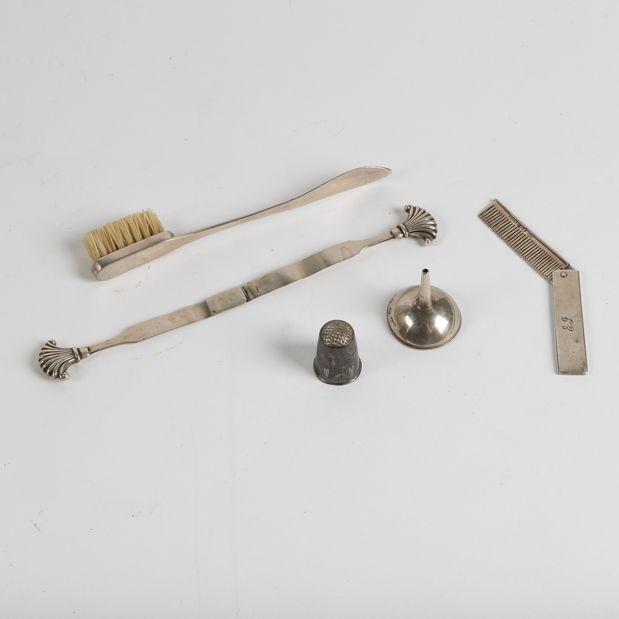 SAMLING SILVER. Mustaschkam, fingerborg, tandborste, tratt mm, blandade tillverkare, Sverige mestadels 1800-tal.