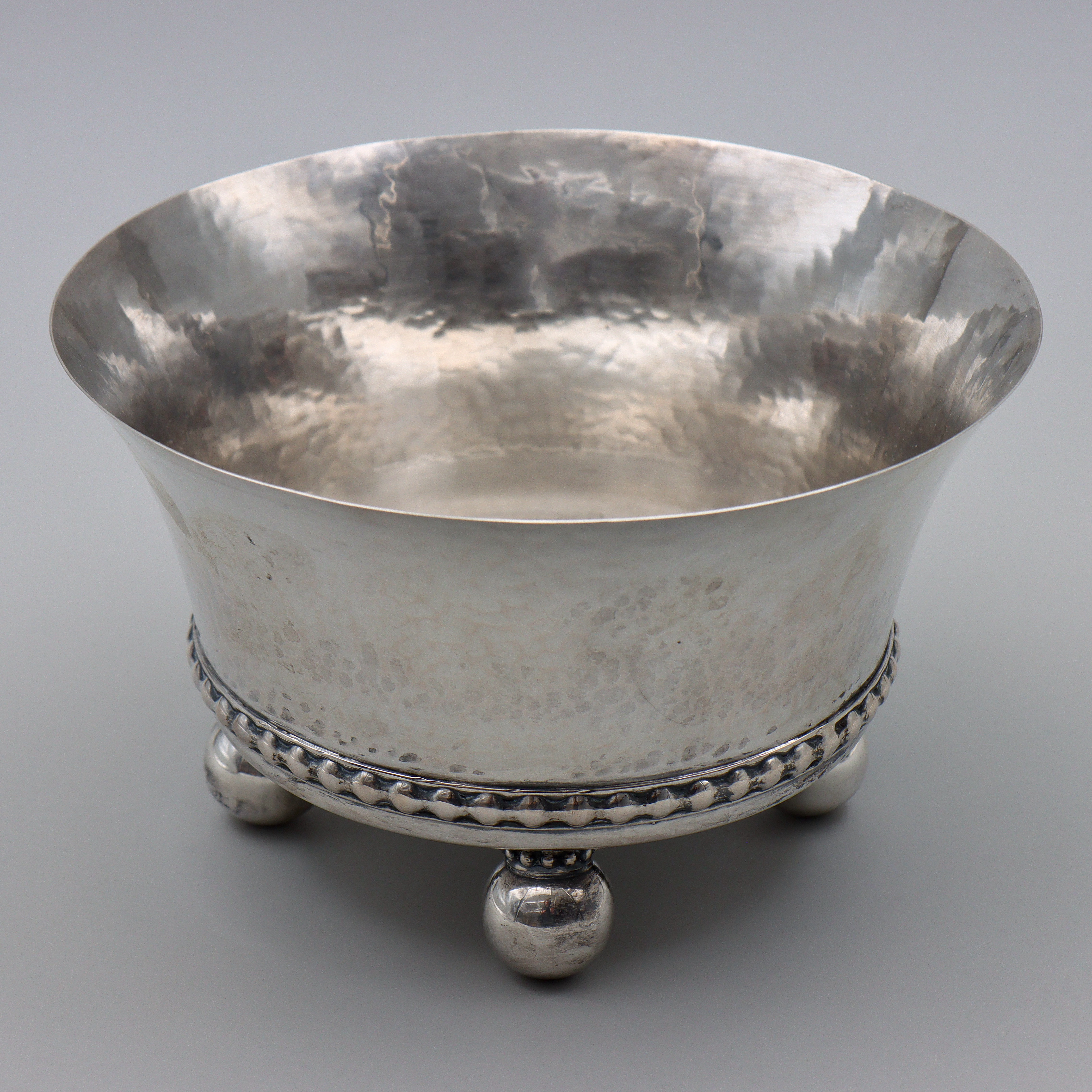 KARL ANDERSON. STOR SKÅL PÅ KULFÖTTER, SILVER, Y7 (1925) STOCKHOLM.