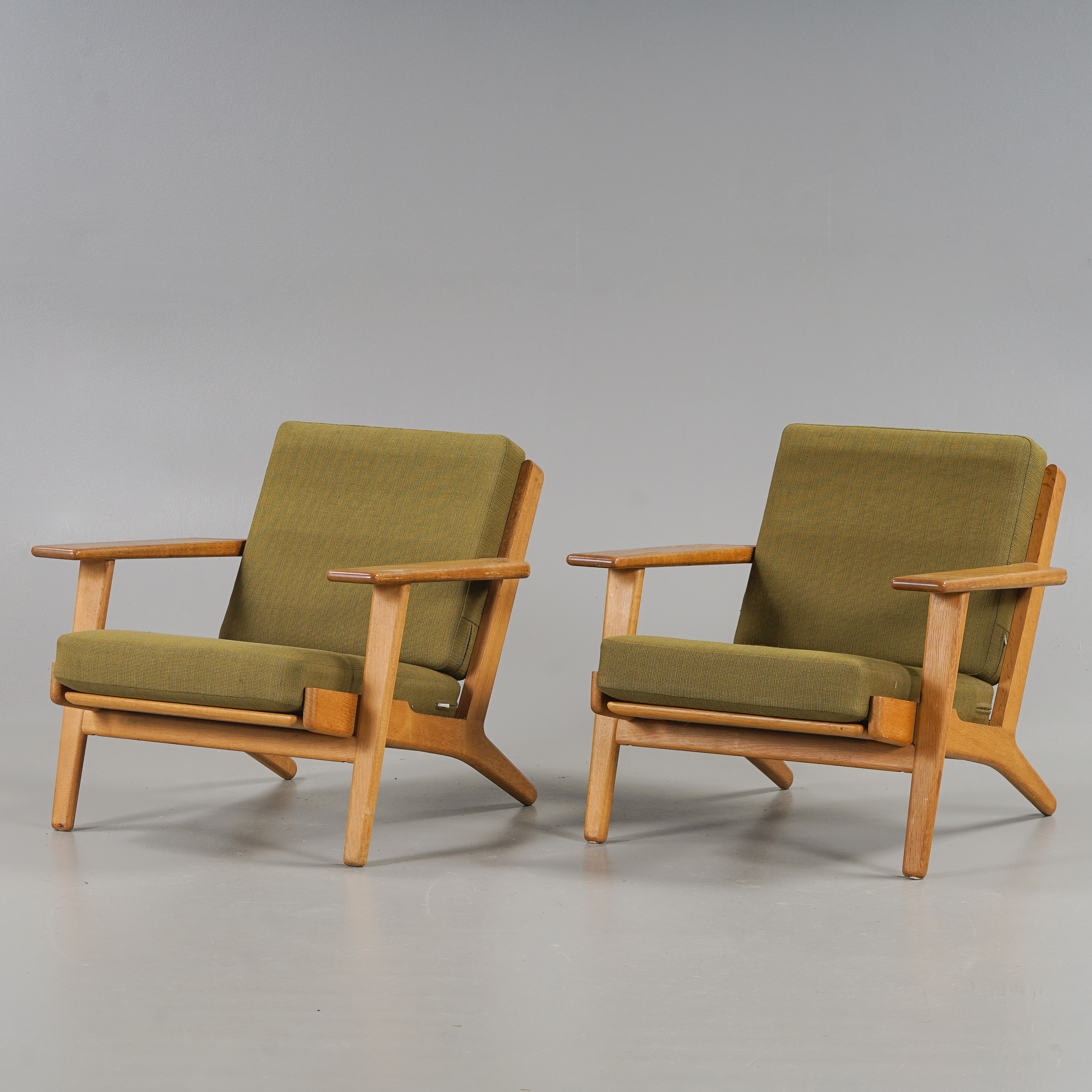 HANS J WEGNER. Fåtöljer 1 par "GE 290" Ek, Grön textilklädsel, Getama, Danmark, 1950/60-tal.