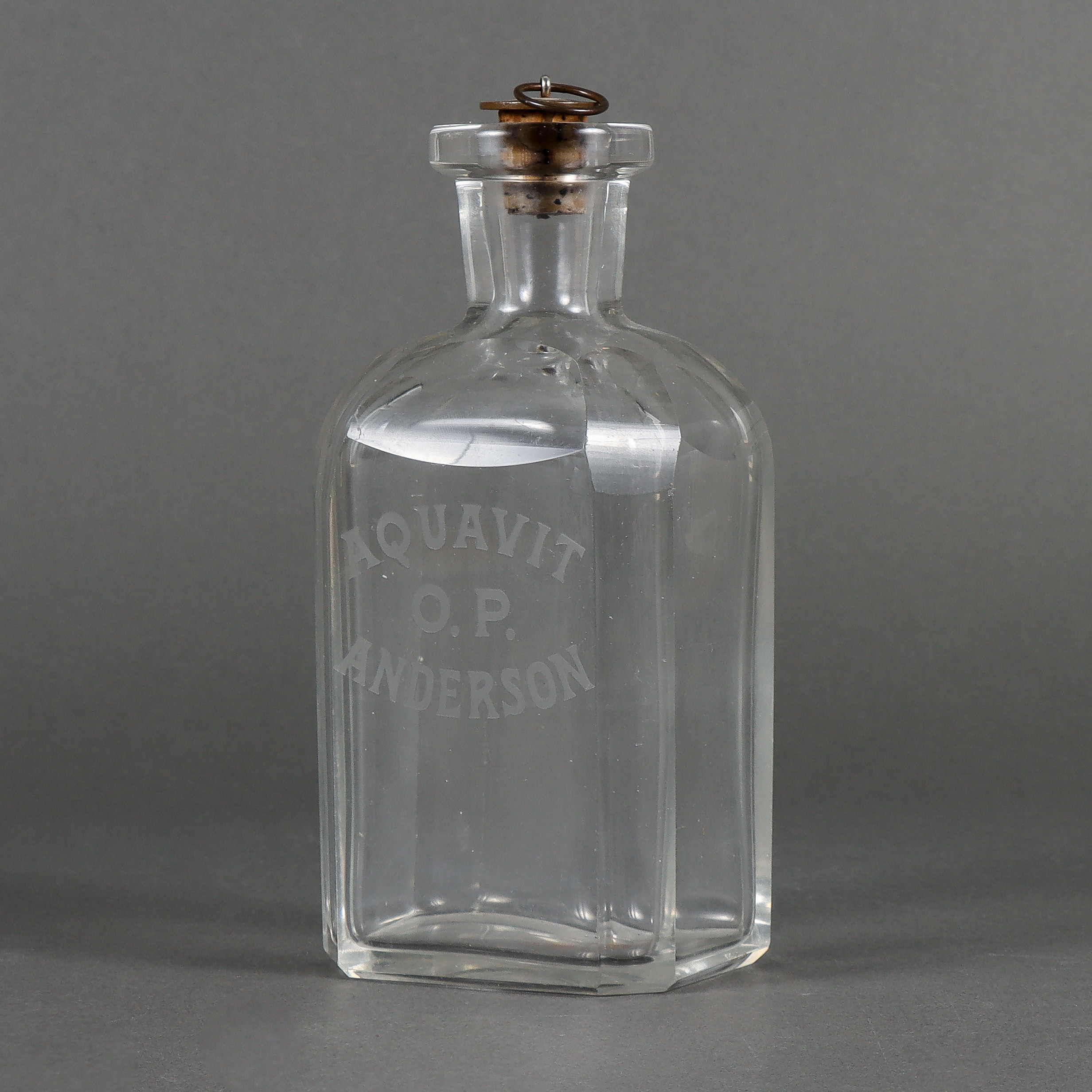 KARAFF/FLASKA, glas, "AQUAVIT O.P. ANDERSON".