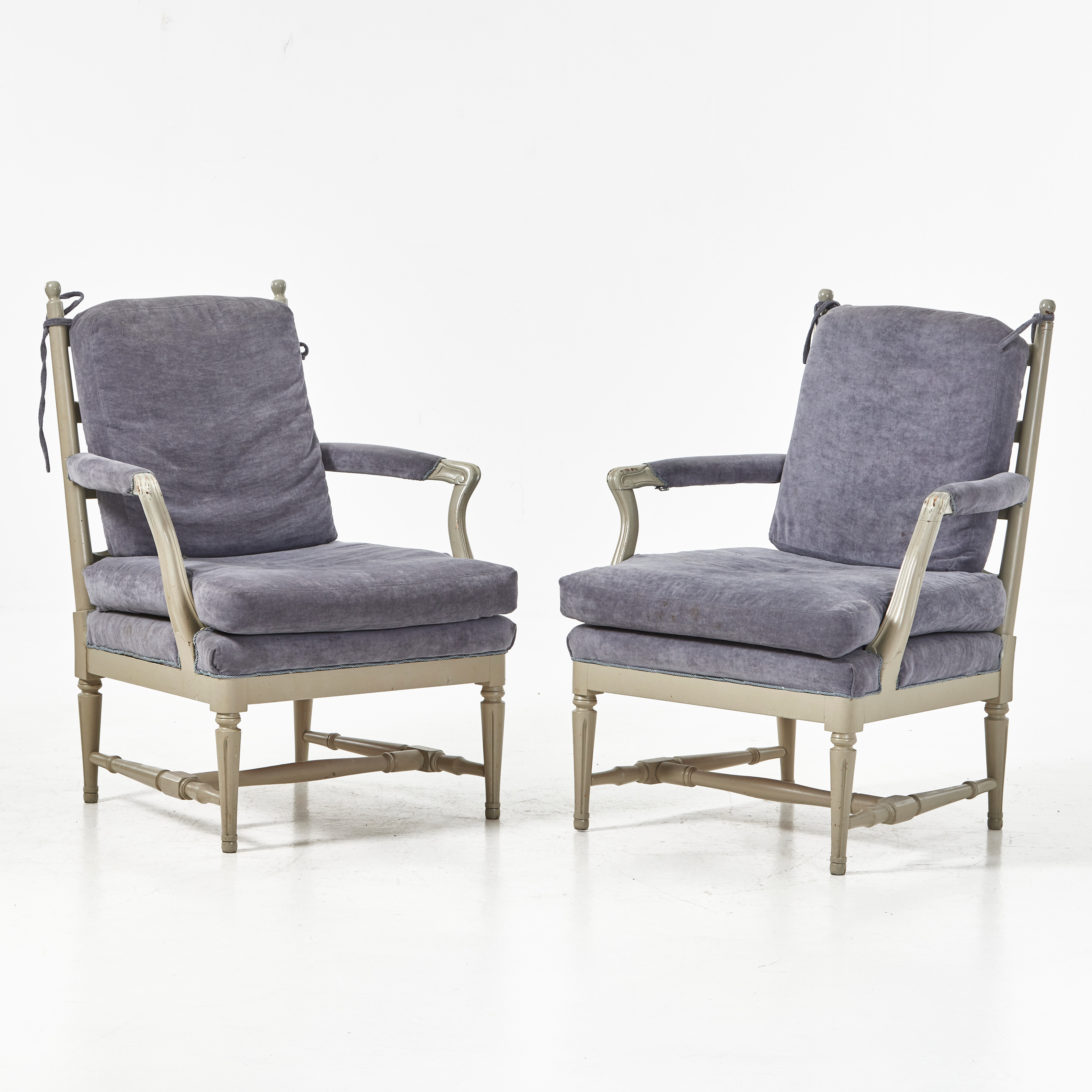 FÅTÖLJER, 1 par, gustaviansk stil, 1900-talets andra häflt, sk. gripsholmsfåtöljer, gråmålade.