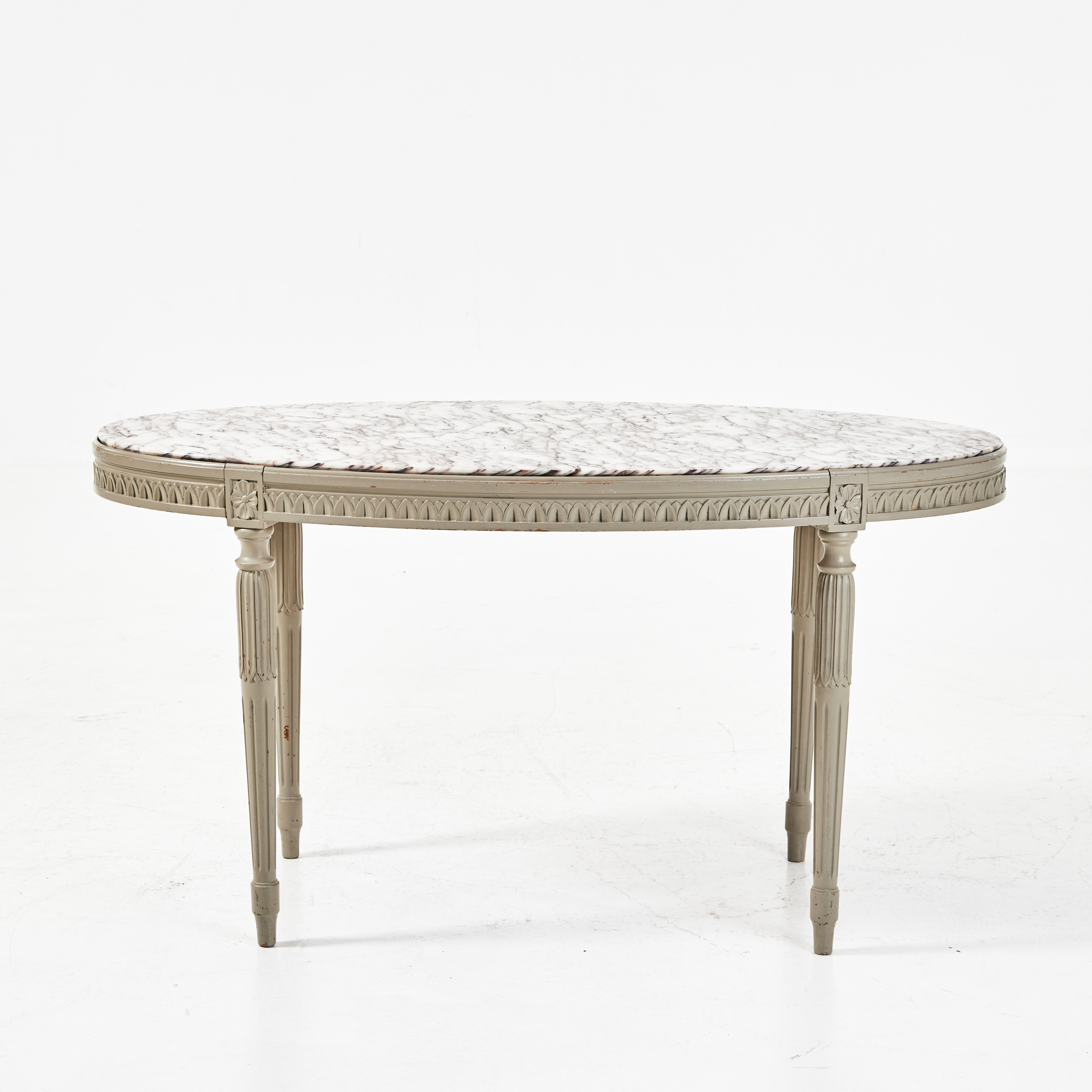 SOFFBORD, 1900-talets andra hälft, gustaviansk stil, skuren dekor, bemålat i grått, skiva i sten.