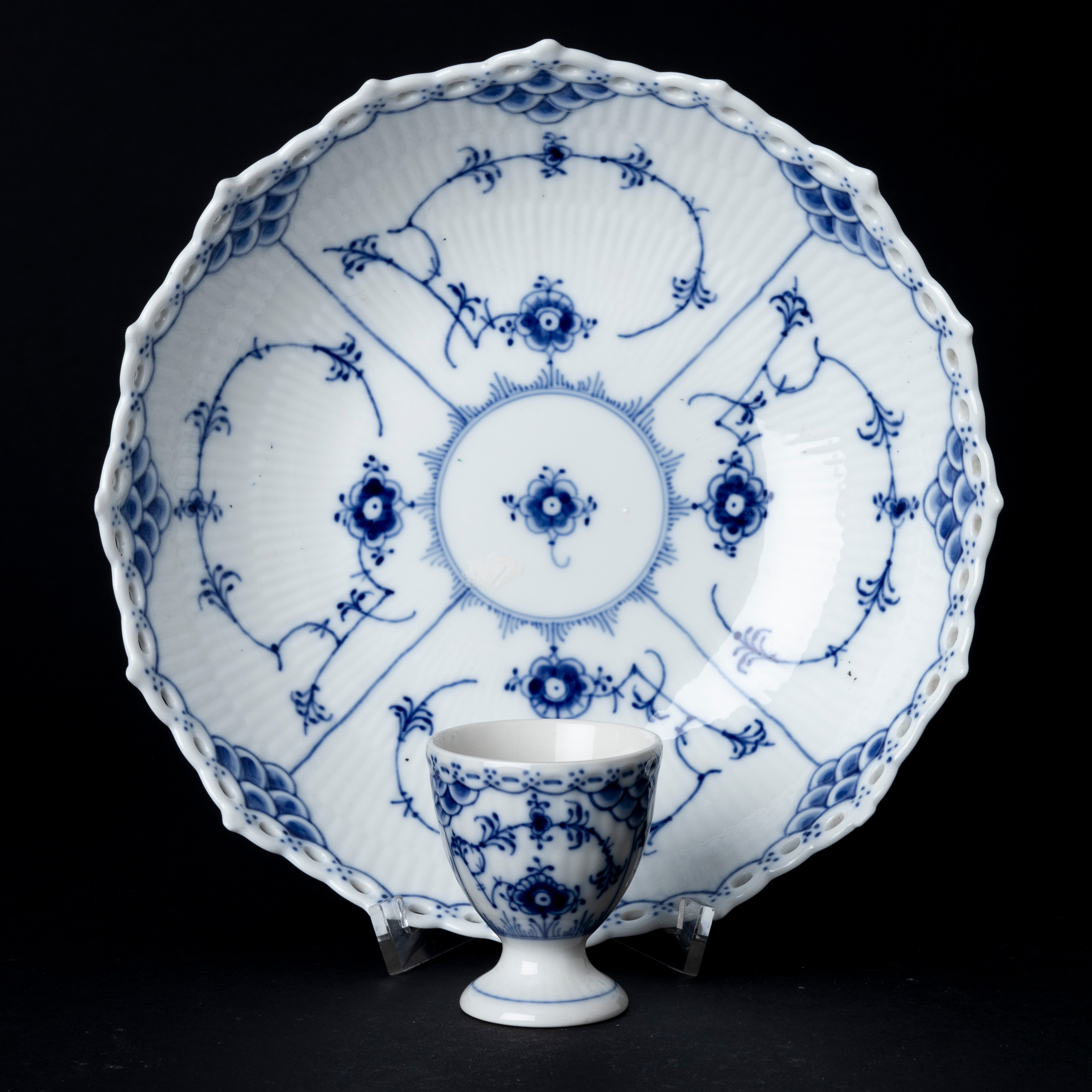 SKÅL samt ÄGGKOPP, porslin, "Musselmalet", Royal Copenhagen, Danmark.