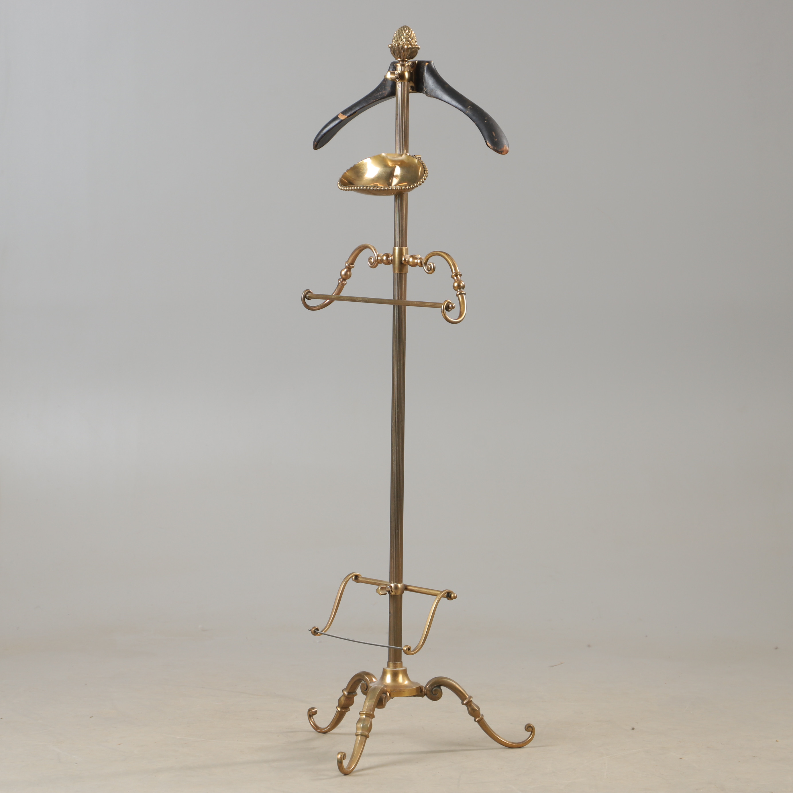 HERRBETJÄNT, mässing och trä, 1900-talets mitt.
