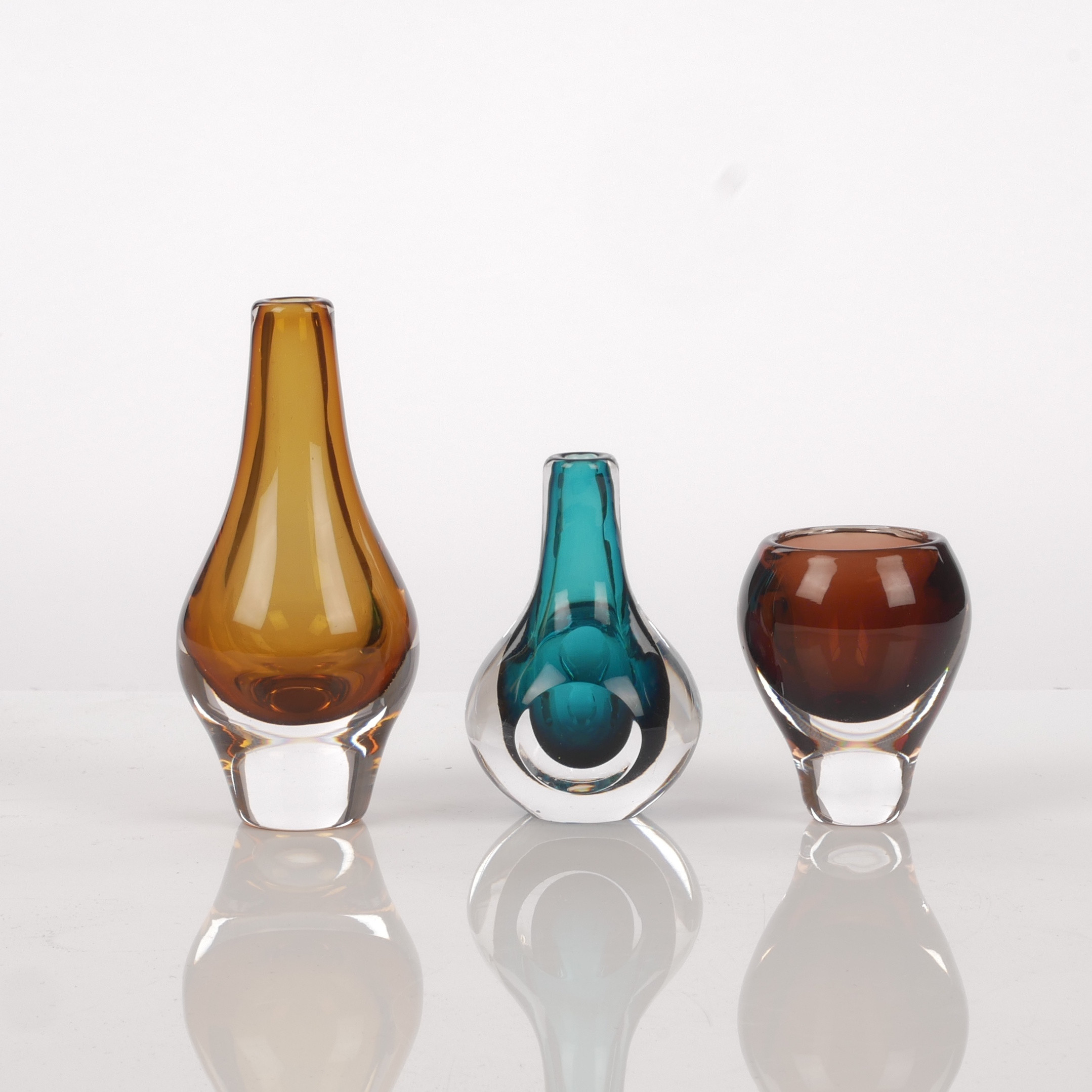 MONA MORALES-SCHILDT. Miniatyrer, 3 st, underfångsglas, Kosta, signerade.