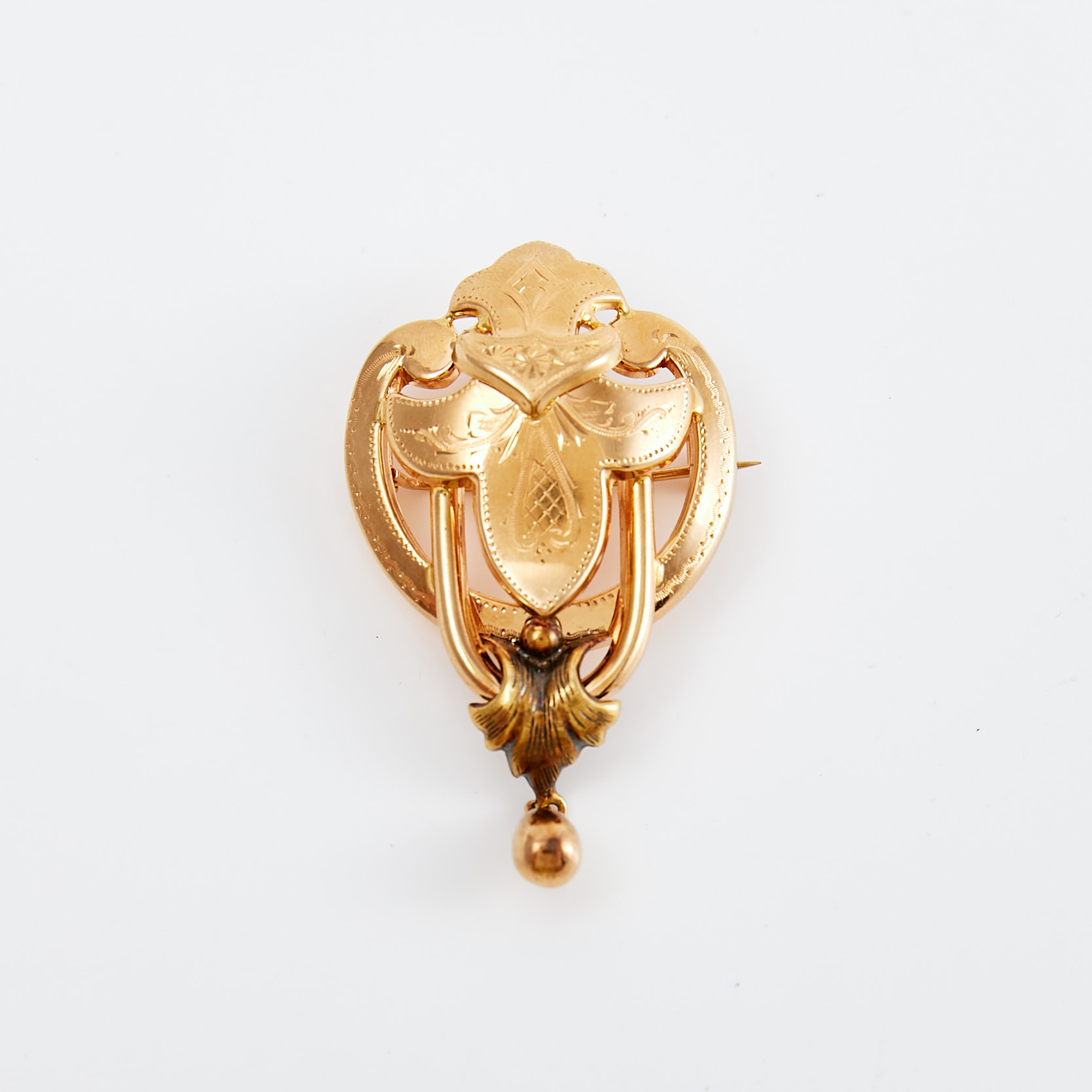 BROSCH, 18 k guld, Guldvaruaktiebolaget G. Dahlgren & Co Ab, Malmö, 1951, graverad samt genombruten dekor, behängd med en droppformad kläpp.