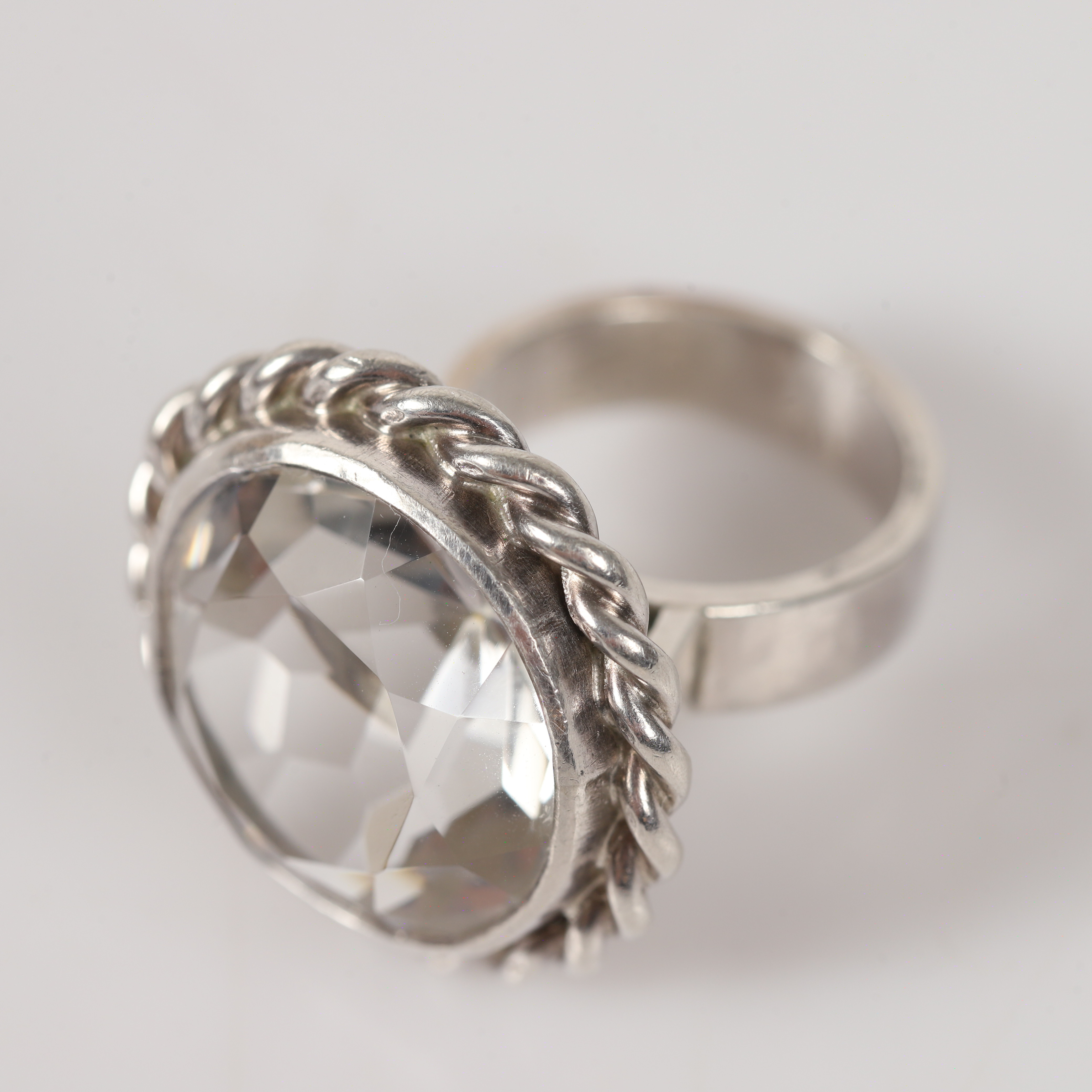 RING, silver med fasettslipad sten.