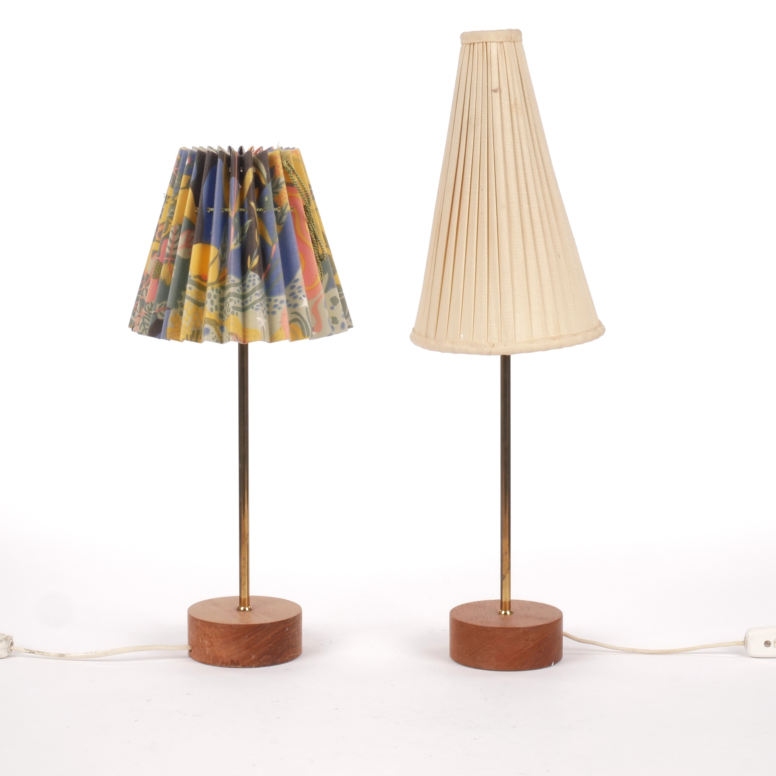 BORDSLAMPOR, ett par, olika skärmar bla Svenskt tenn, teak, 1960-tal.