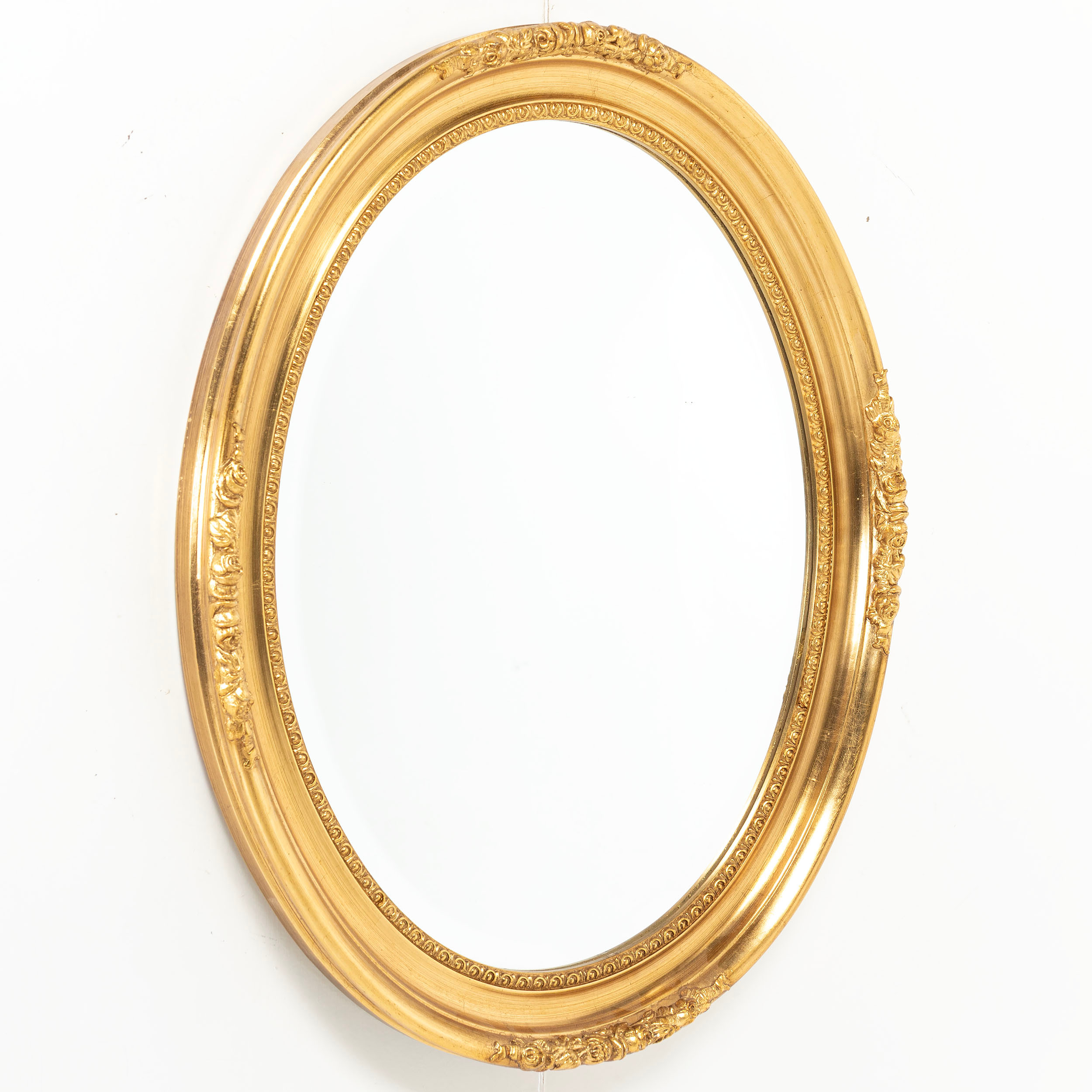SPEGEL, förgylld ram, gustaviansk stil, 1900-talets andra hälft.