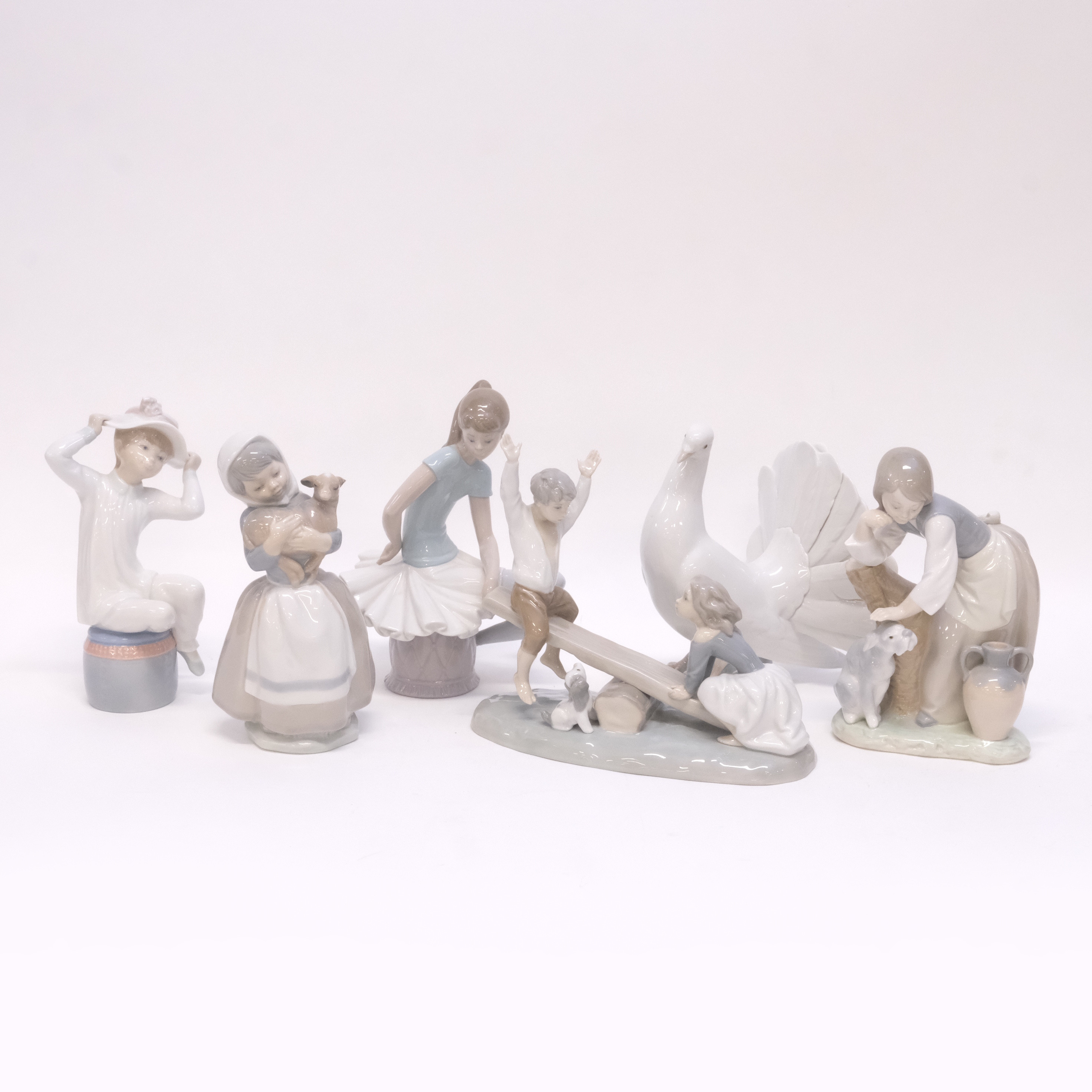 SPANSKA FIGURER, SEX STYCKEN, VARAV FEM LLADRO OCH EN DAO.