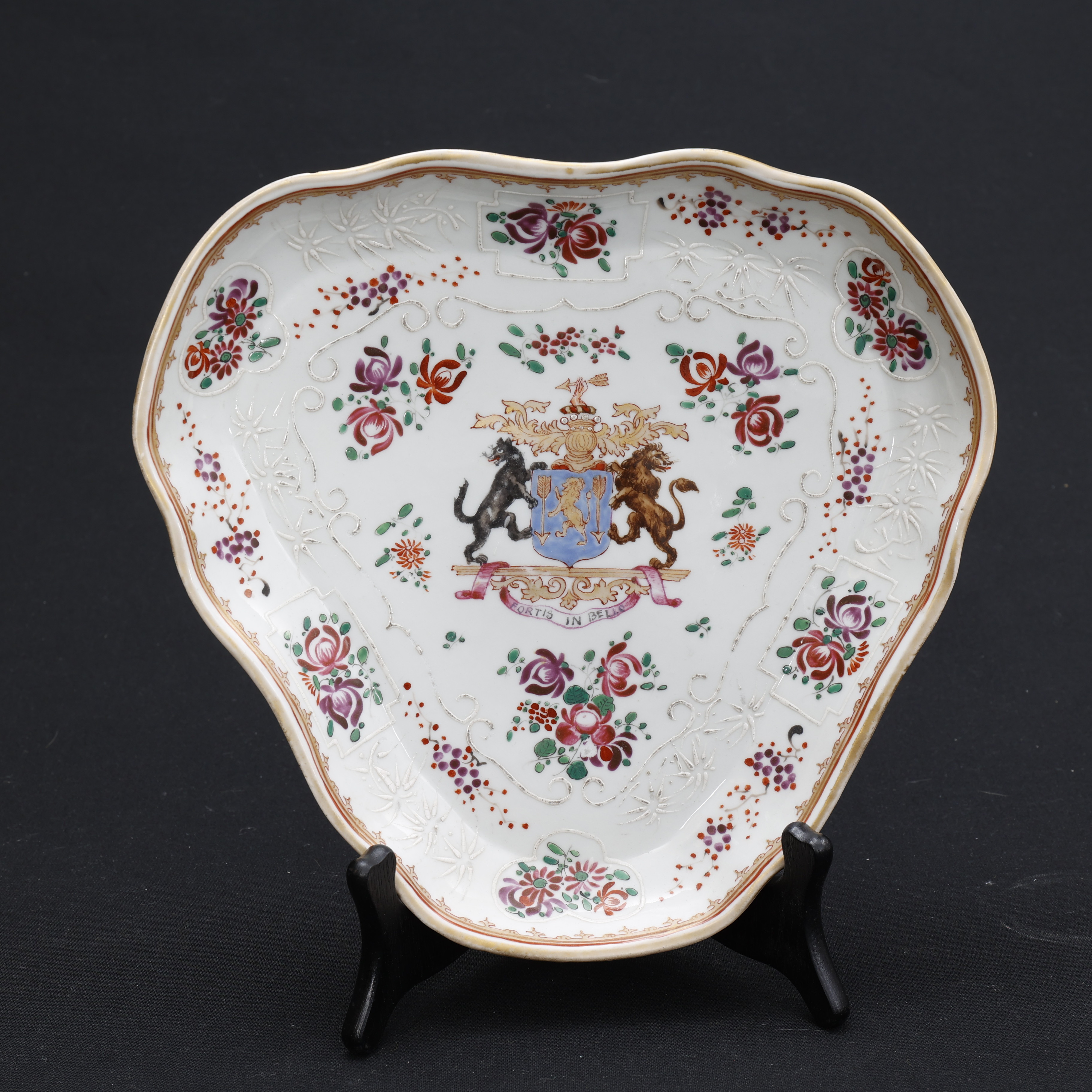 VAPENTALLRIK, porslin med emaljmåleri, samson-typ, 1800-tal.