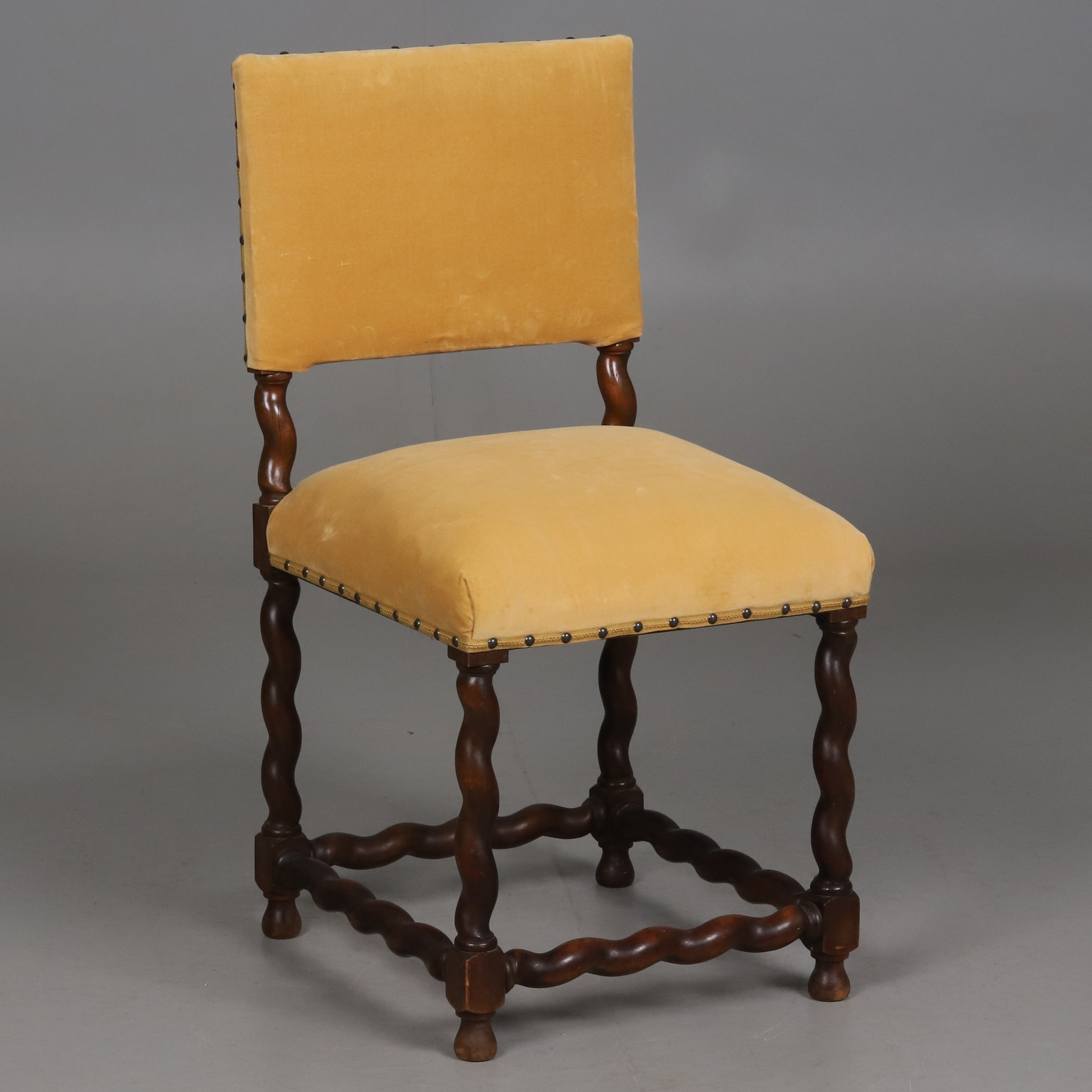 STOL Trästomme med stoppad sits och rygg, barockstil, 1900-tal.