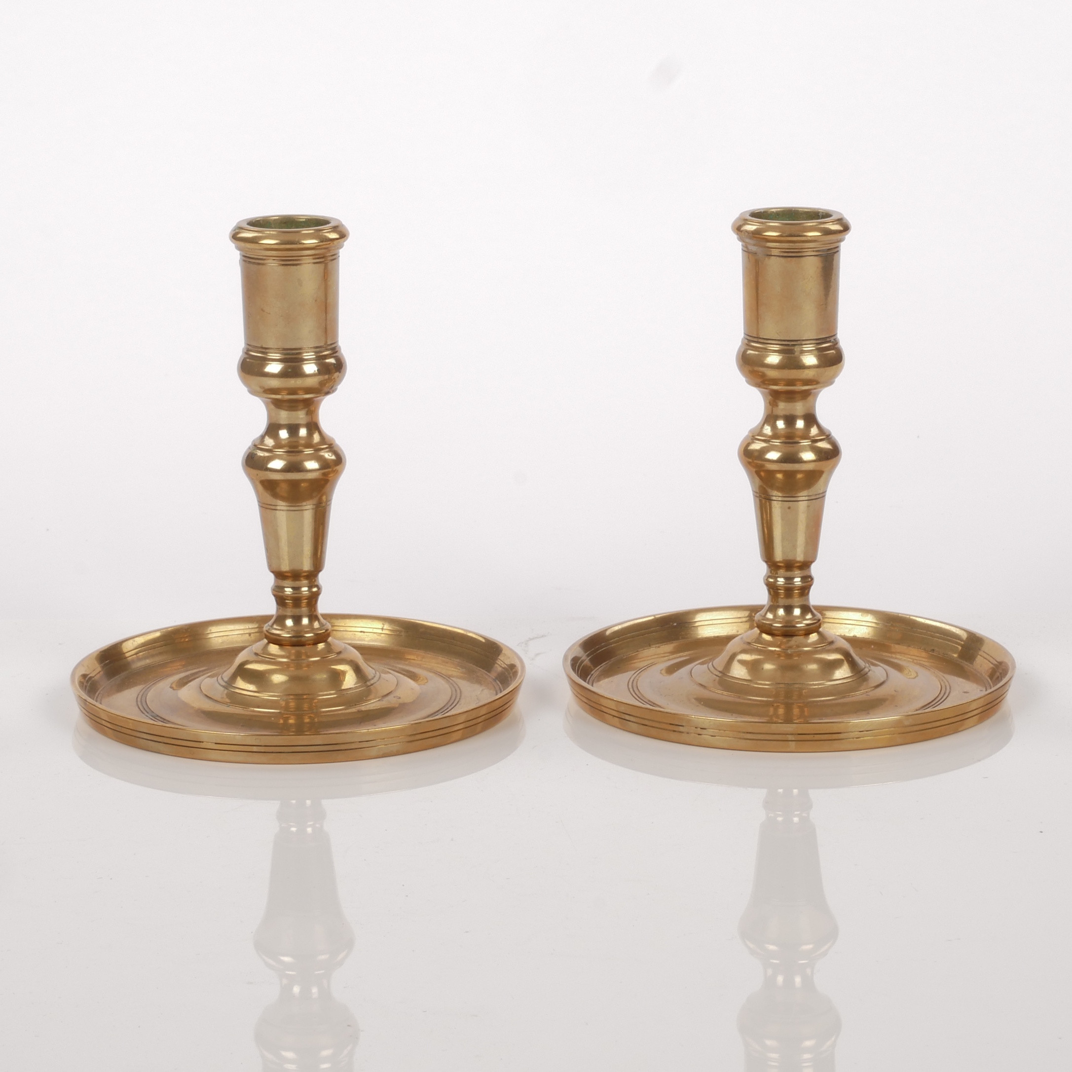 LJUSSTAKAR, ett par, barockstil, märkta "Svenskt 1700 tal", mässing, 1900-talets sista del.
