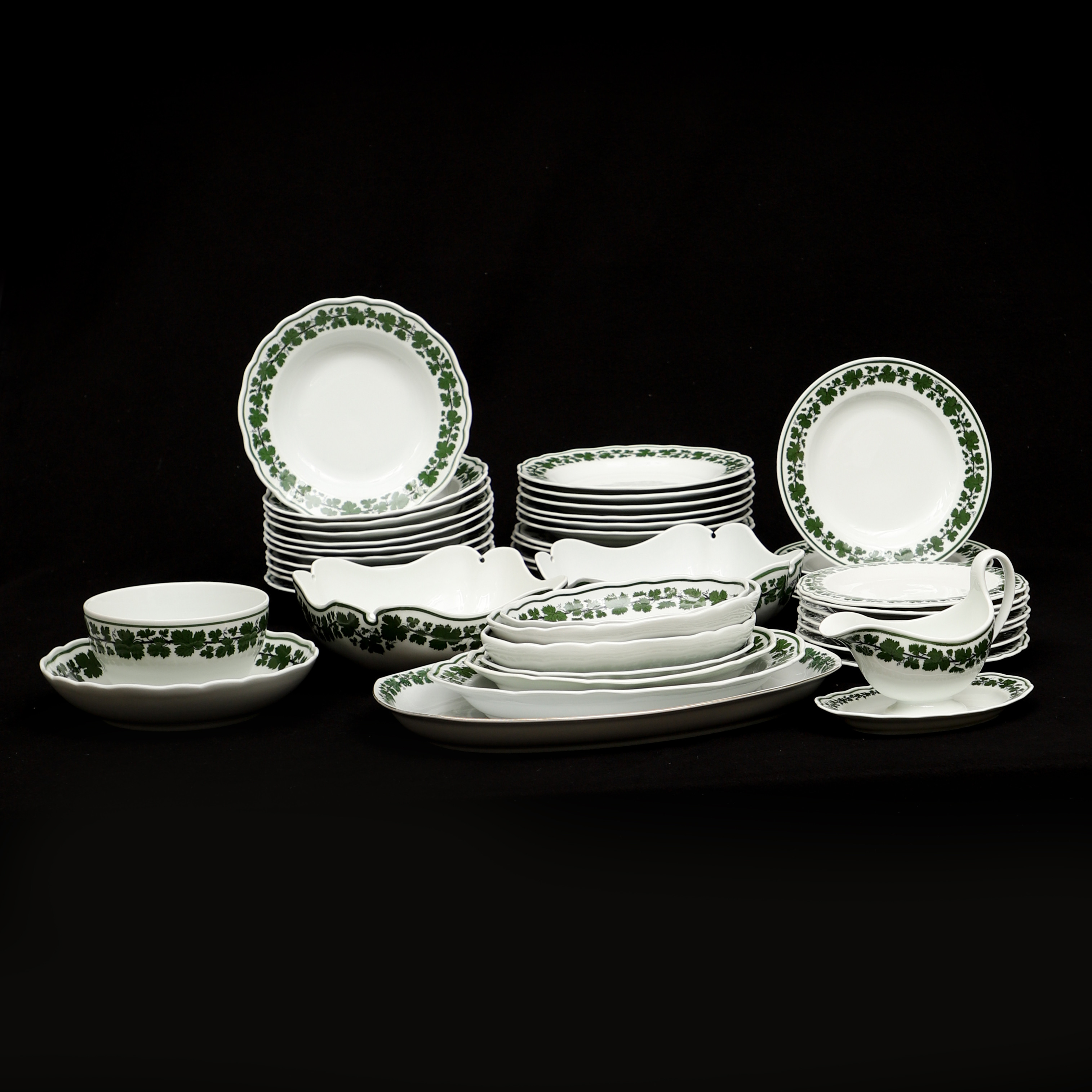 MATSERVIS, 45+1 delar, porslin, "Weinlaub", Meissen.