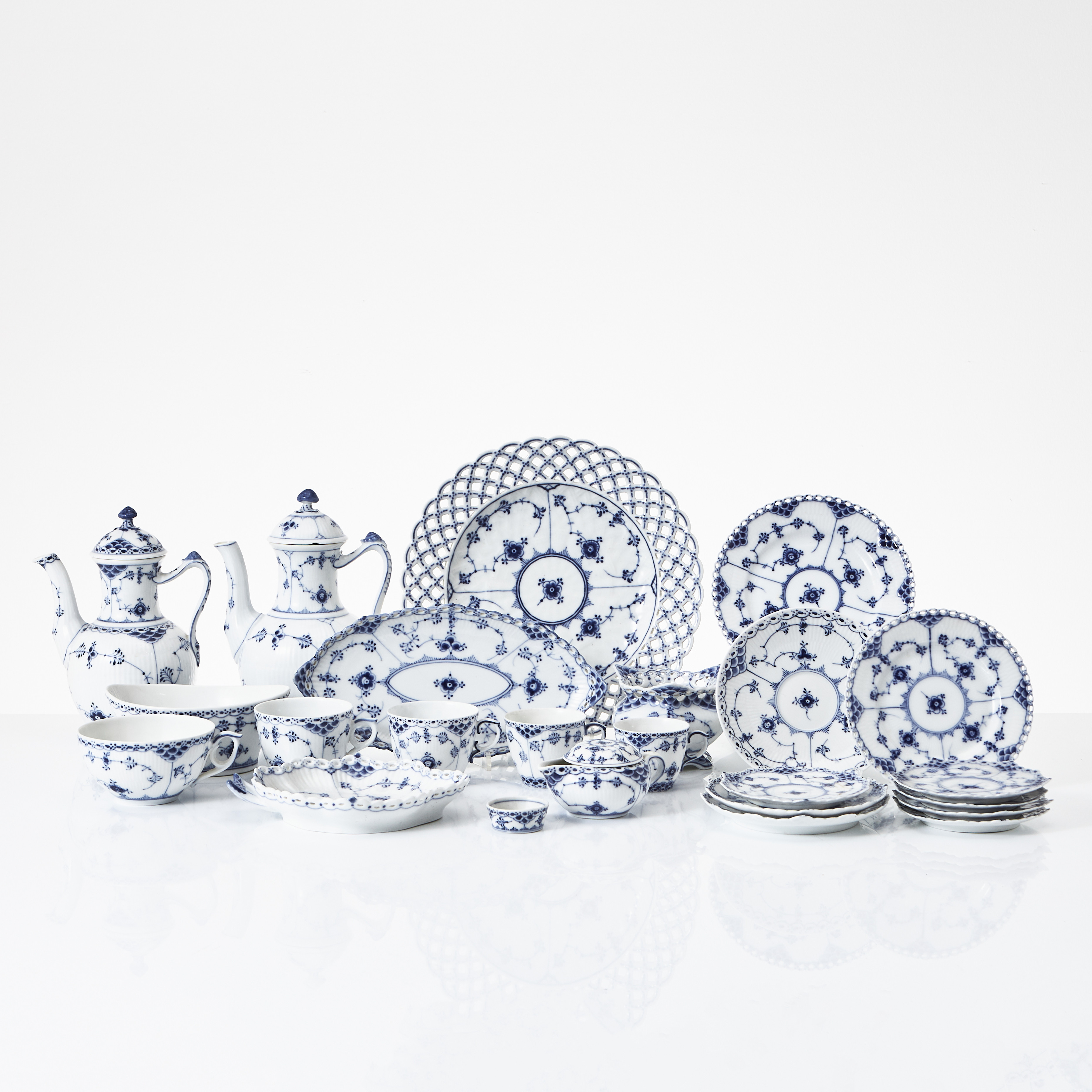 ROYAL COPENHAGEN. Servisdelar "Musselmalet", porslin, 42 delar delar.