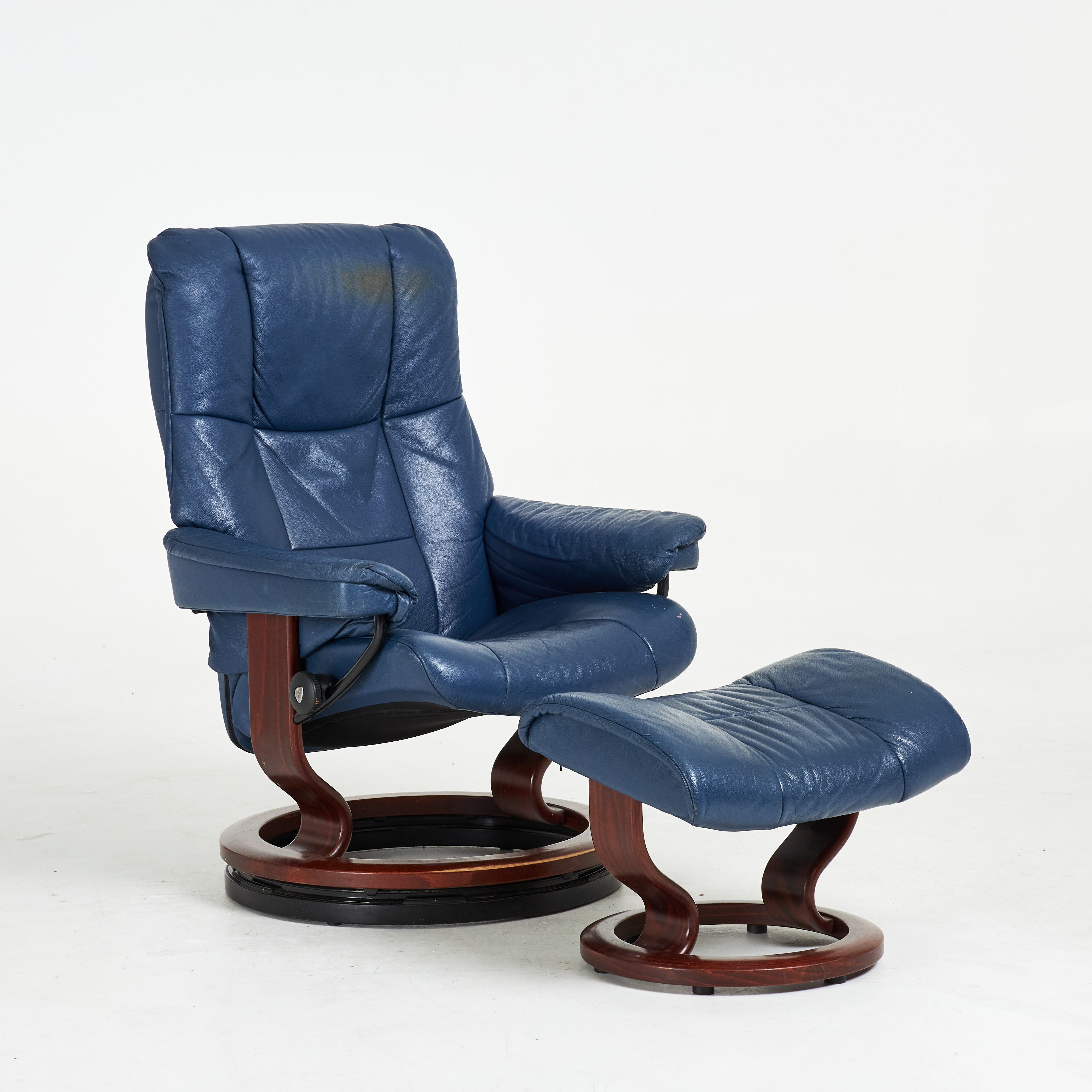 FÅTÖLJ med FOTPALL. Ekornes Stressless, klädsel av läder, samtida.