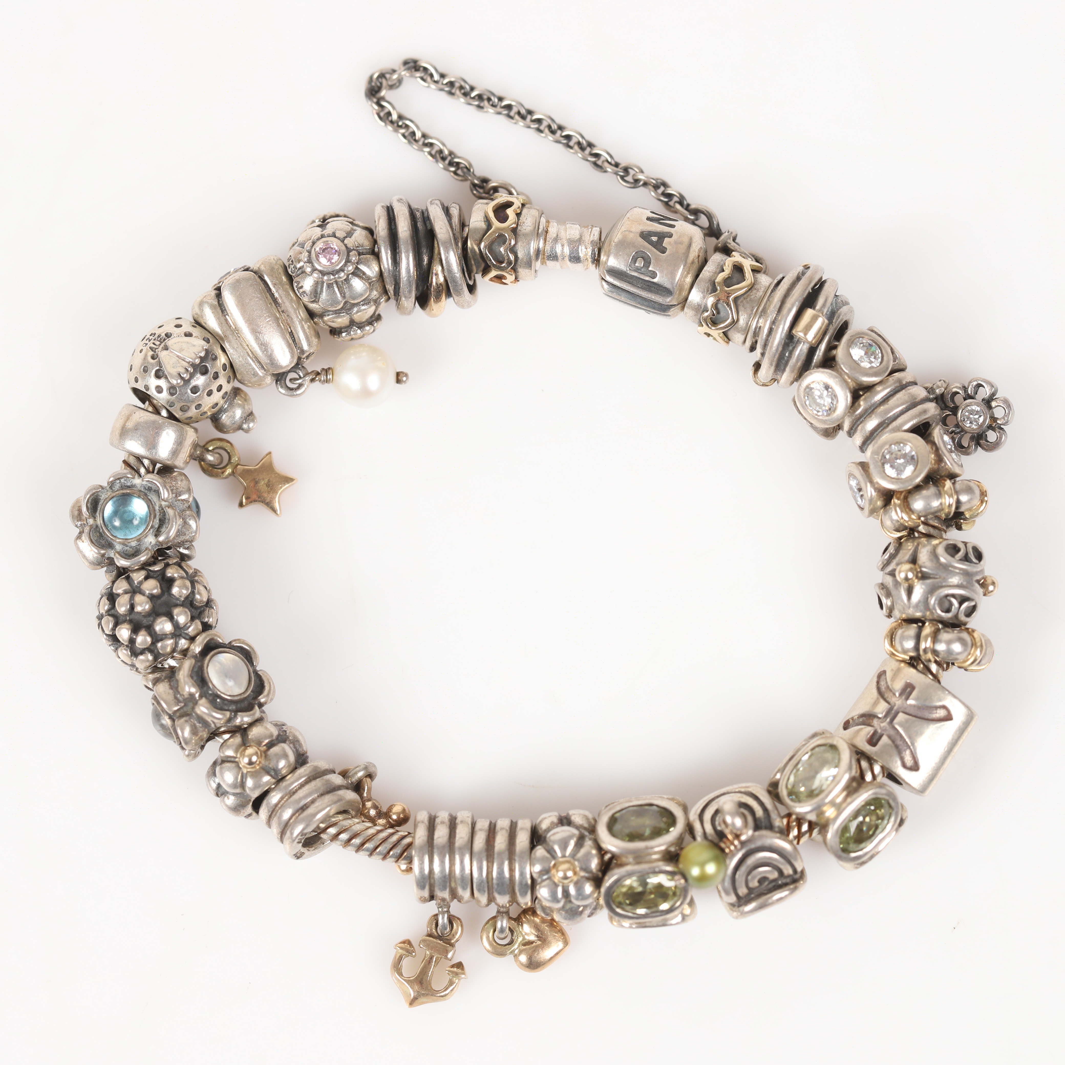 PANDORA. Armband med berlocker, sterlingsilver och 14 K guld.
