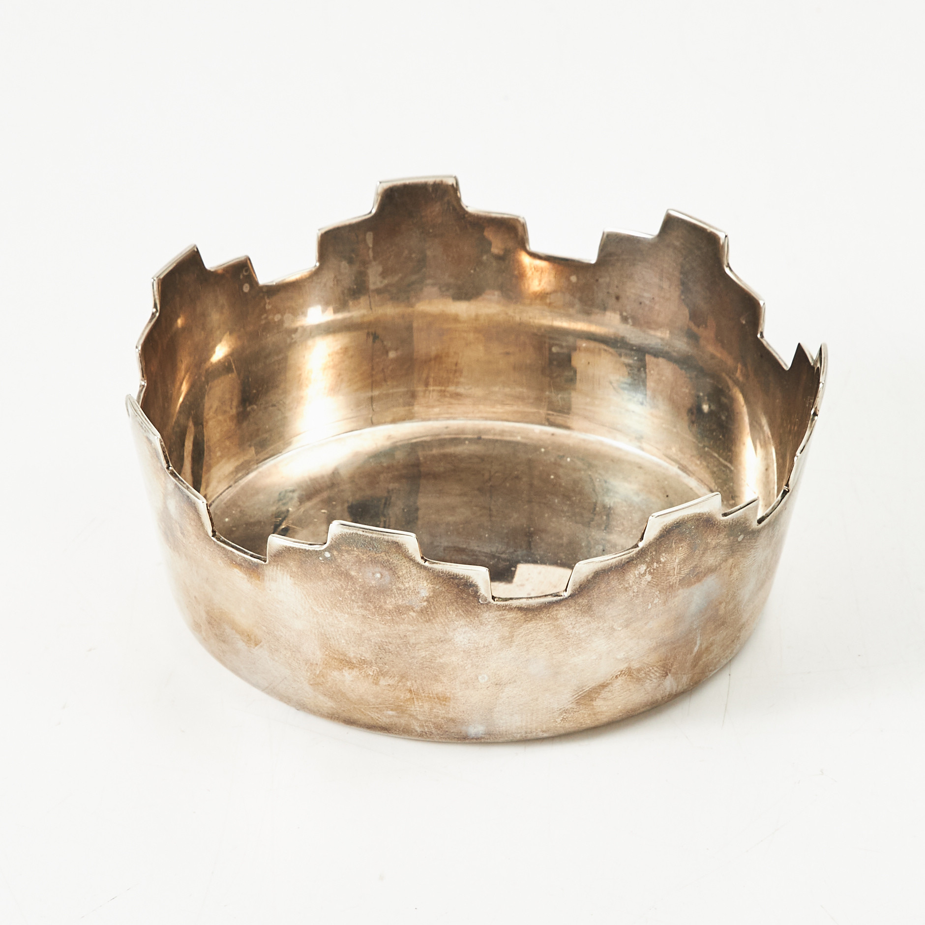 JAN OSTWALD. Coaster, "Krona", för vinflaska, silverpläterad, försåld på Firma Svenskt Tenn.