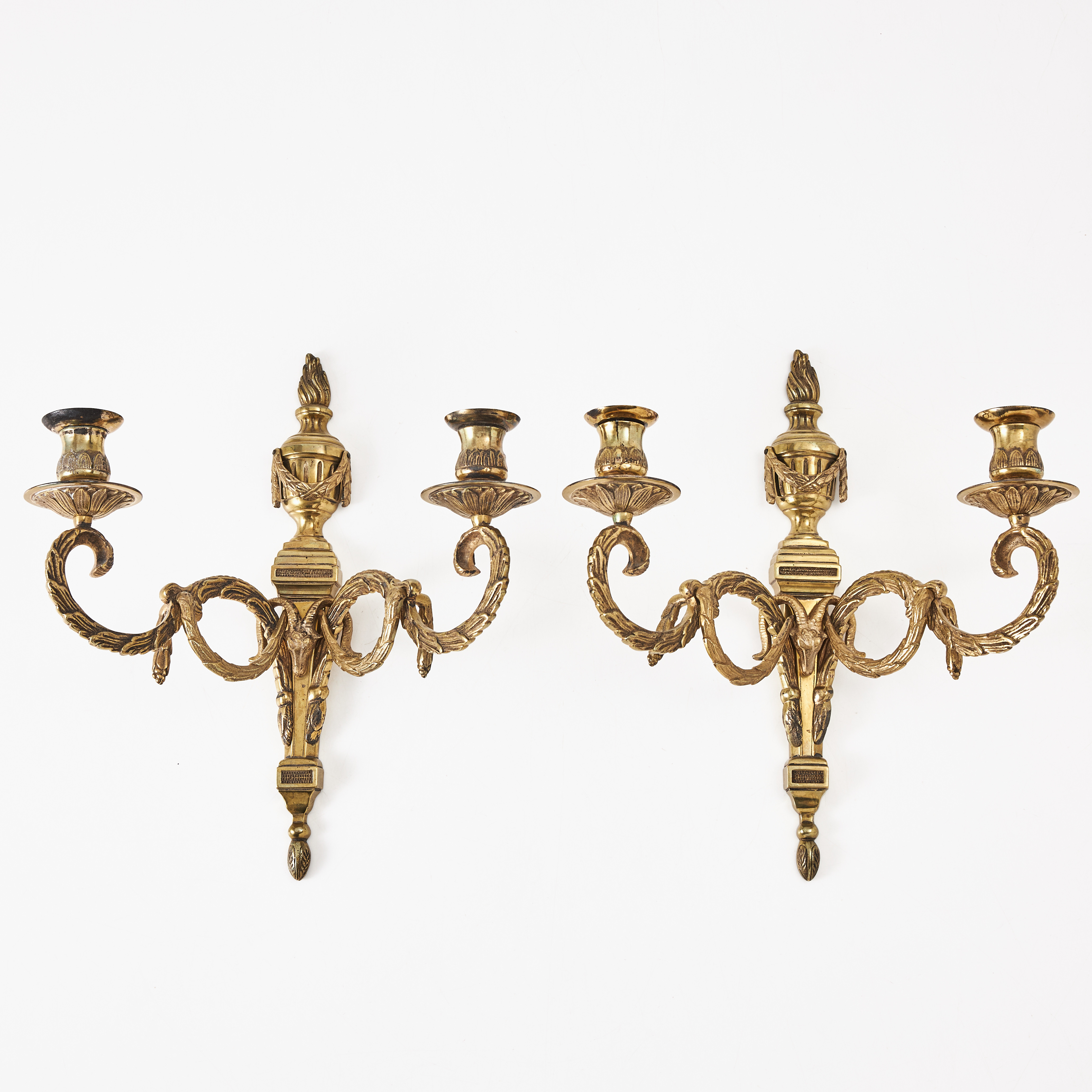 VÄGGAPPLIQUER, ett par, Louis XVI-stil, för två ljus vardera, bronserade.