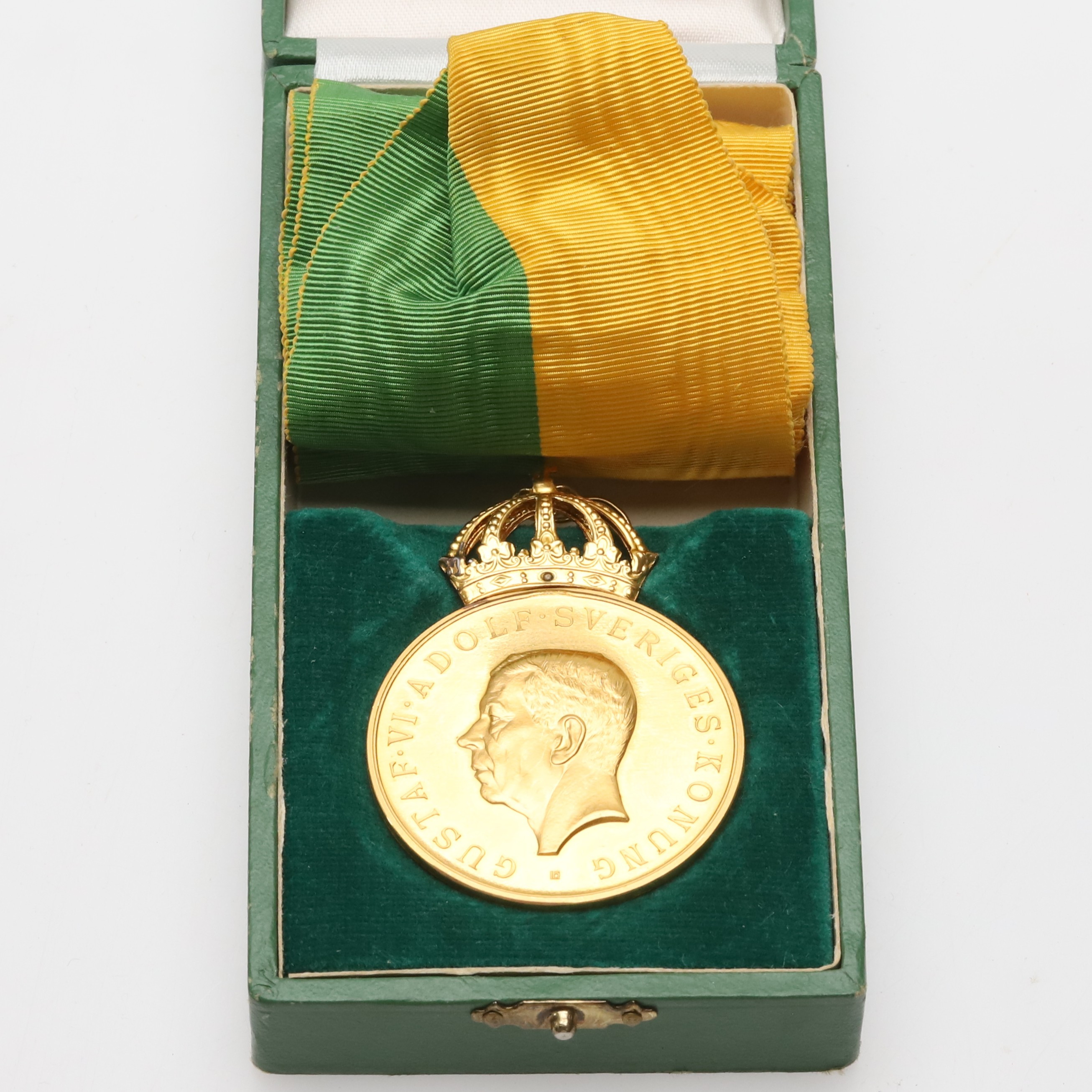 MEDALJ, 23 k guld med krona i 18 k guld, "För långvarig trogen tjänst", Gustaf VI Adolf, Af Kungl. Patriotiska Sällskapet, 1964.