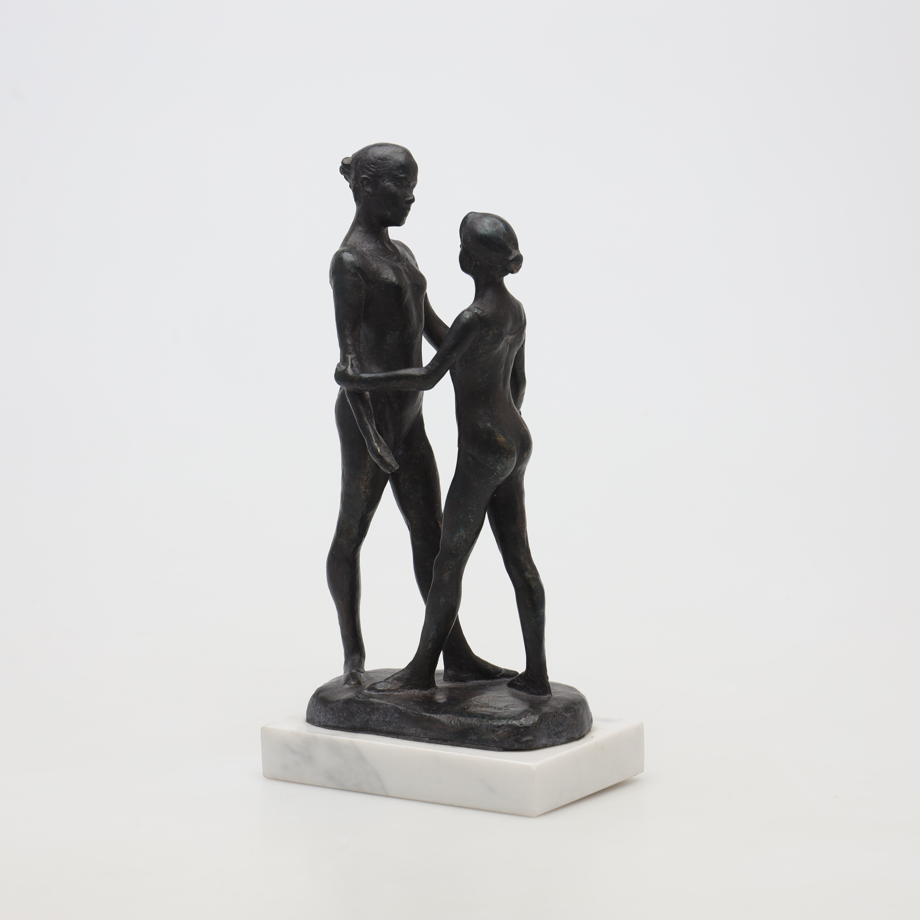 GUDMAR OLOVSON. "Les deux soeurs (två systrar)" patinerad konstmassa, signerad.