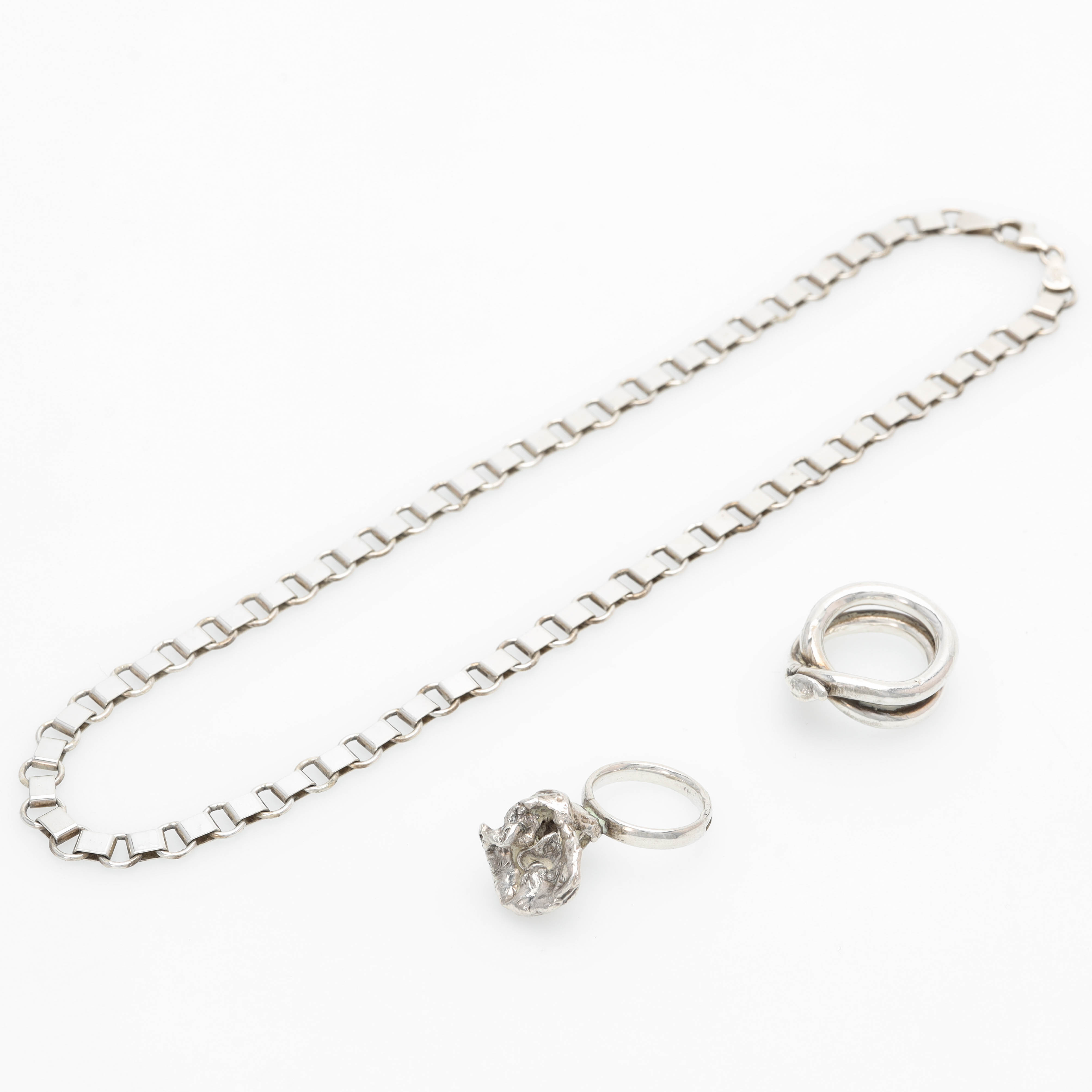 RINGAR samt KEDJA, 3 delar, sterlingsilver, ringar av silversmed Dan Smedman, Skövde 2011.