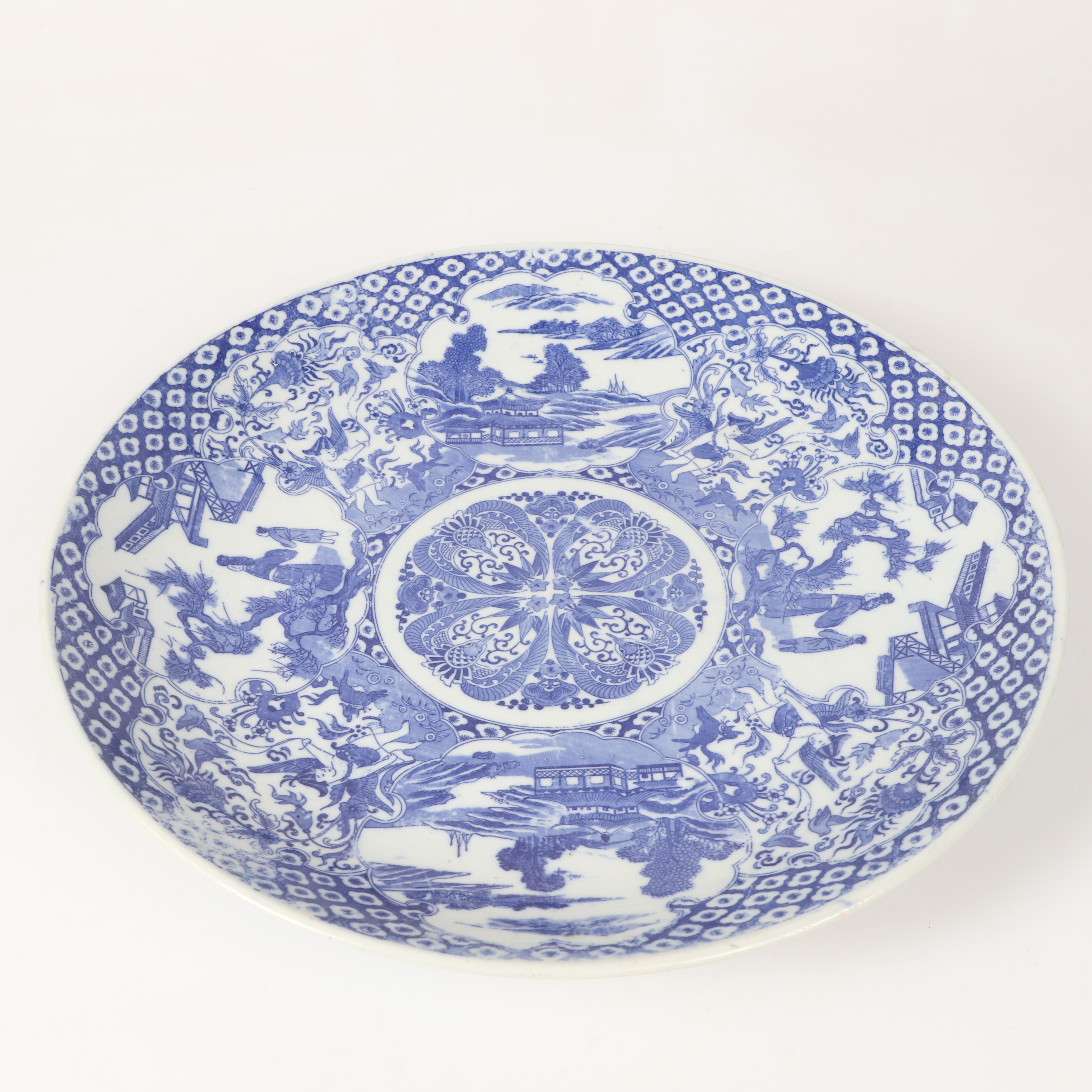 SKÅLFAT, porslin, Japan, 1900-tal.