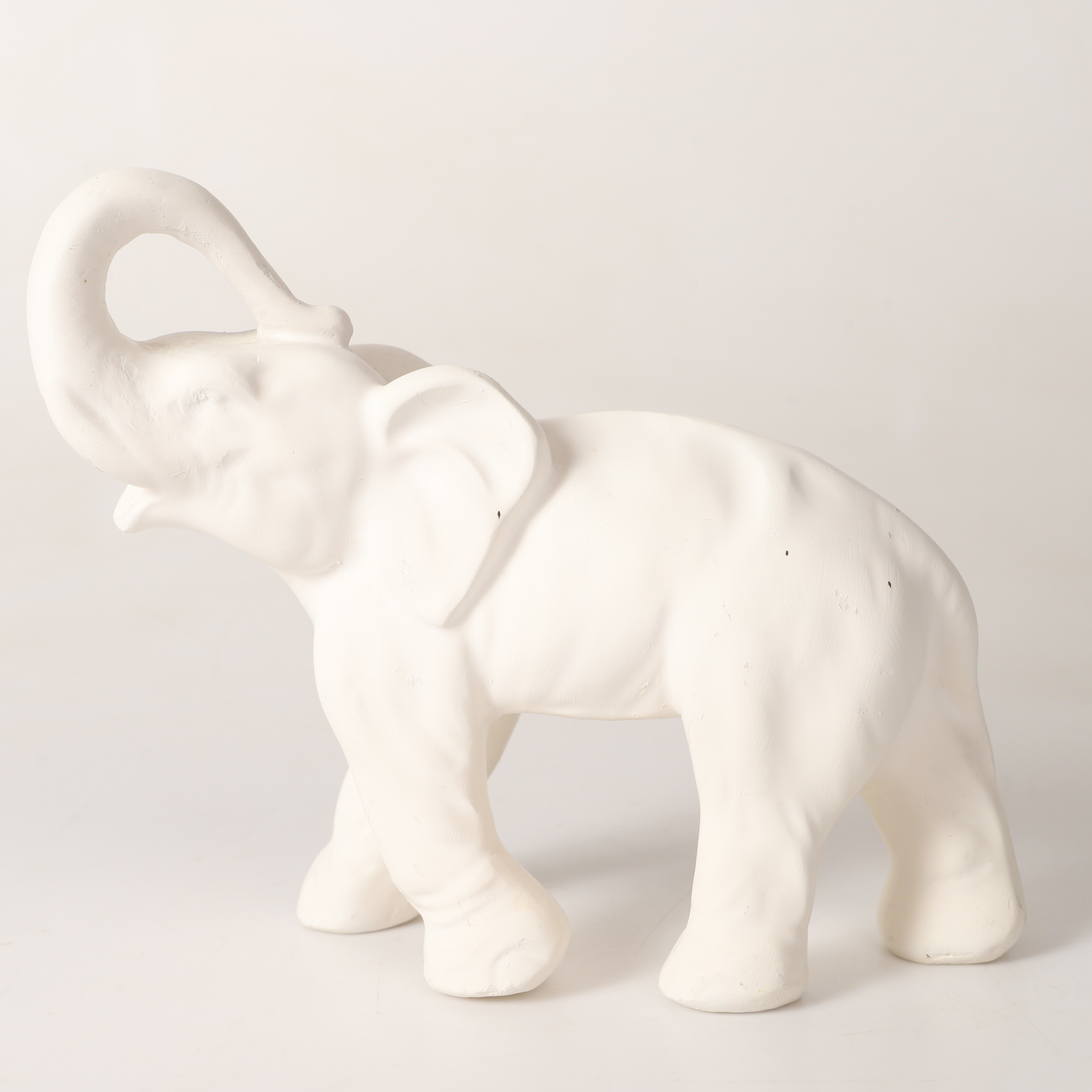 FIGURIN, elefant, gips, osignerad.