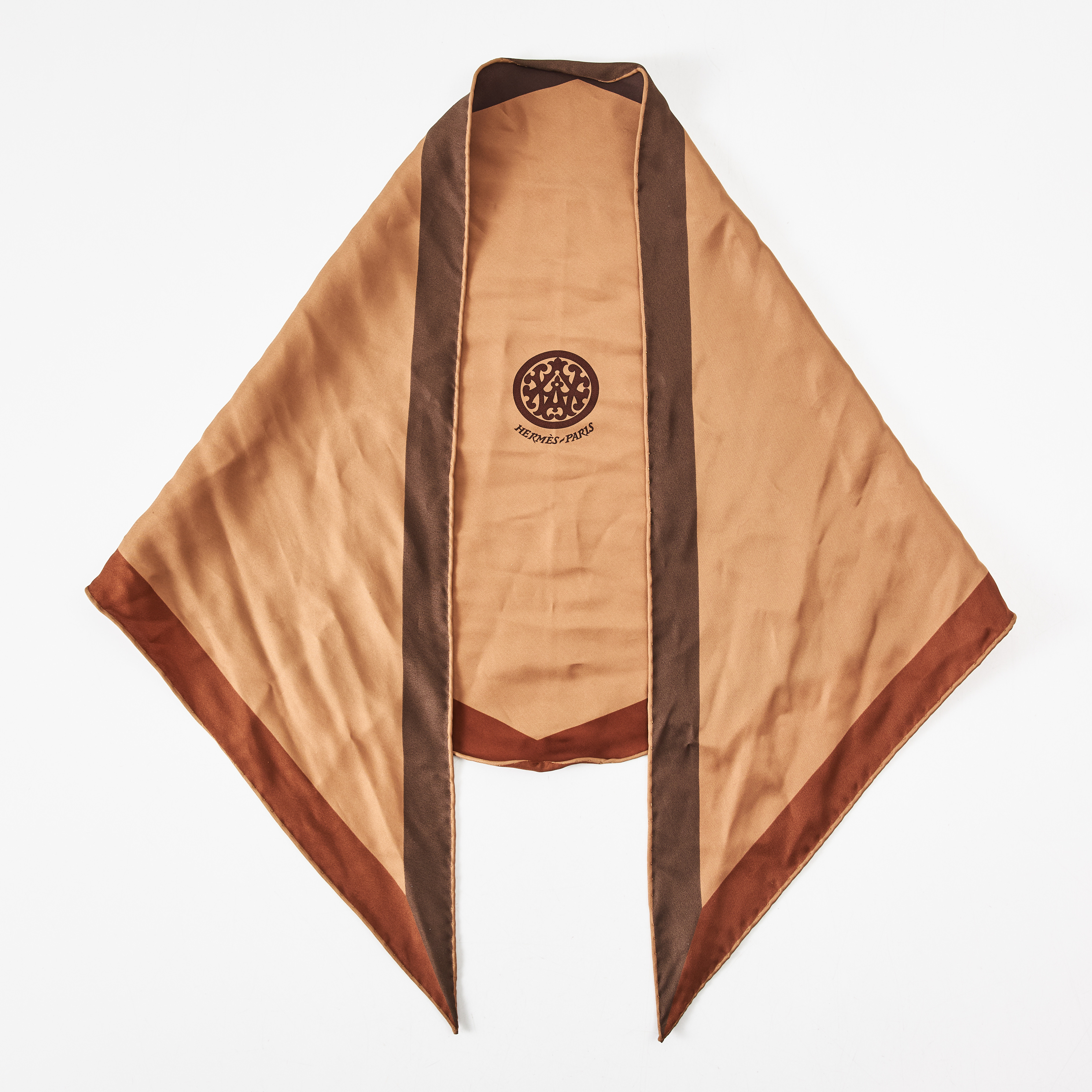 HERMÈS, scarf, siden, triangulär form s.k. Losange, i 3 olika bruna nyanser.