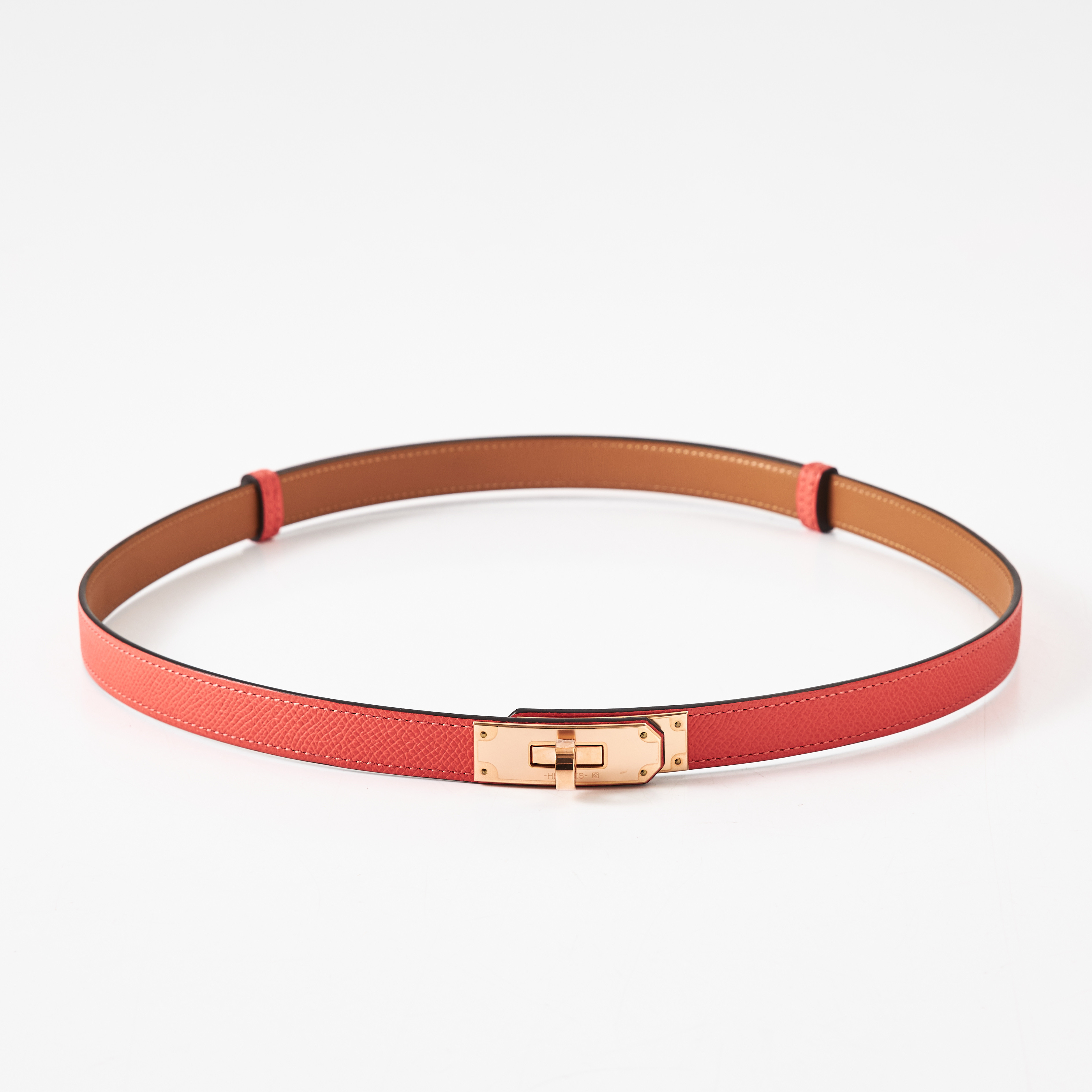 HERMÈS, "Kelly 18 Belt", skärp, korallfärgat Epsom kalvskinn, spänne med det klassiska Kelly-låset i roséfärgad guldplätering, datecode 2024.