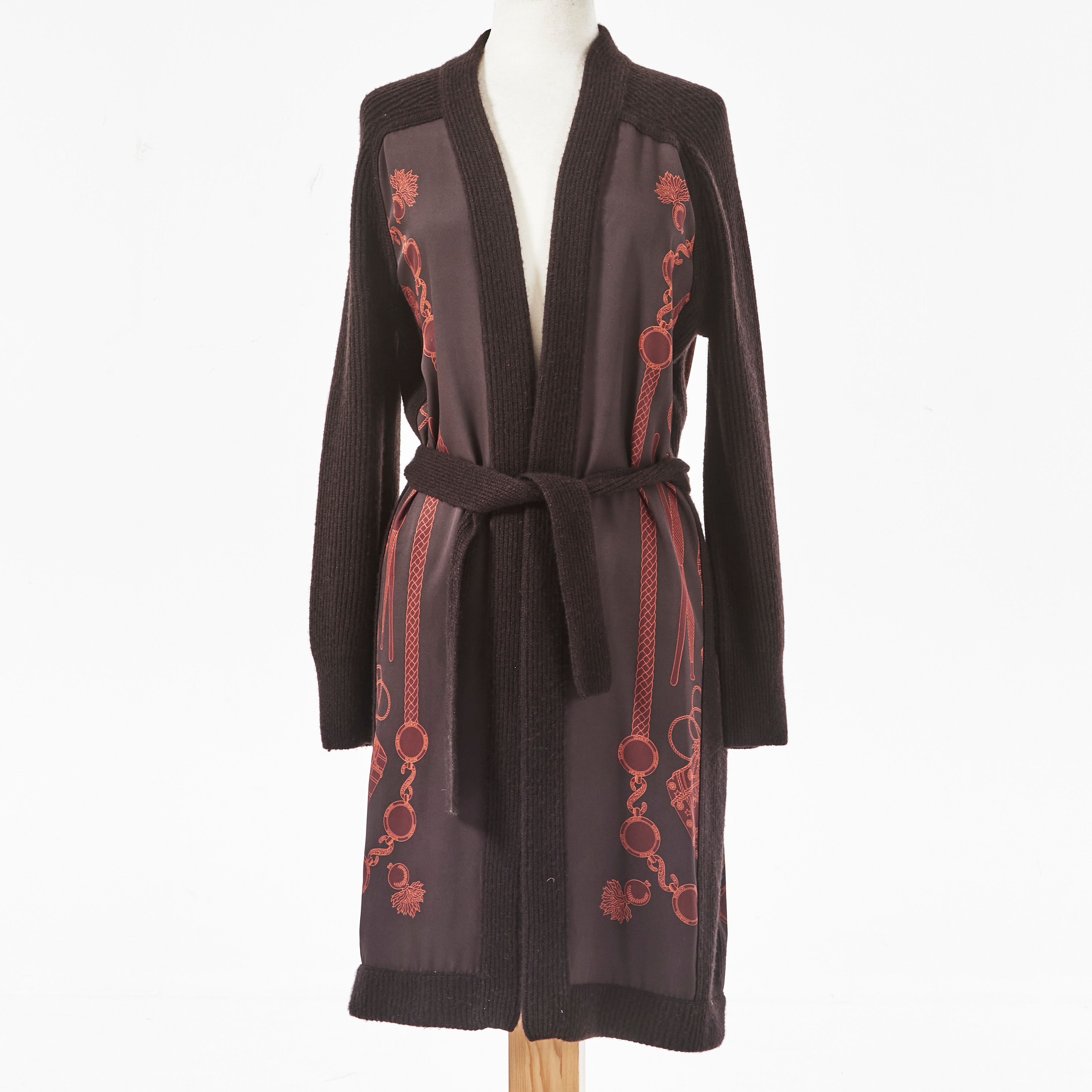 HERMÈS, "Les Tambours Finesse", lång kofta/cardigan, siden, stickade detaljer av blandmaterial, 3-färgad med brun bottenfärg, storlek 34.