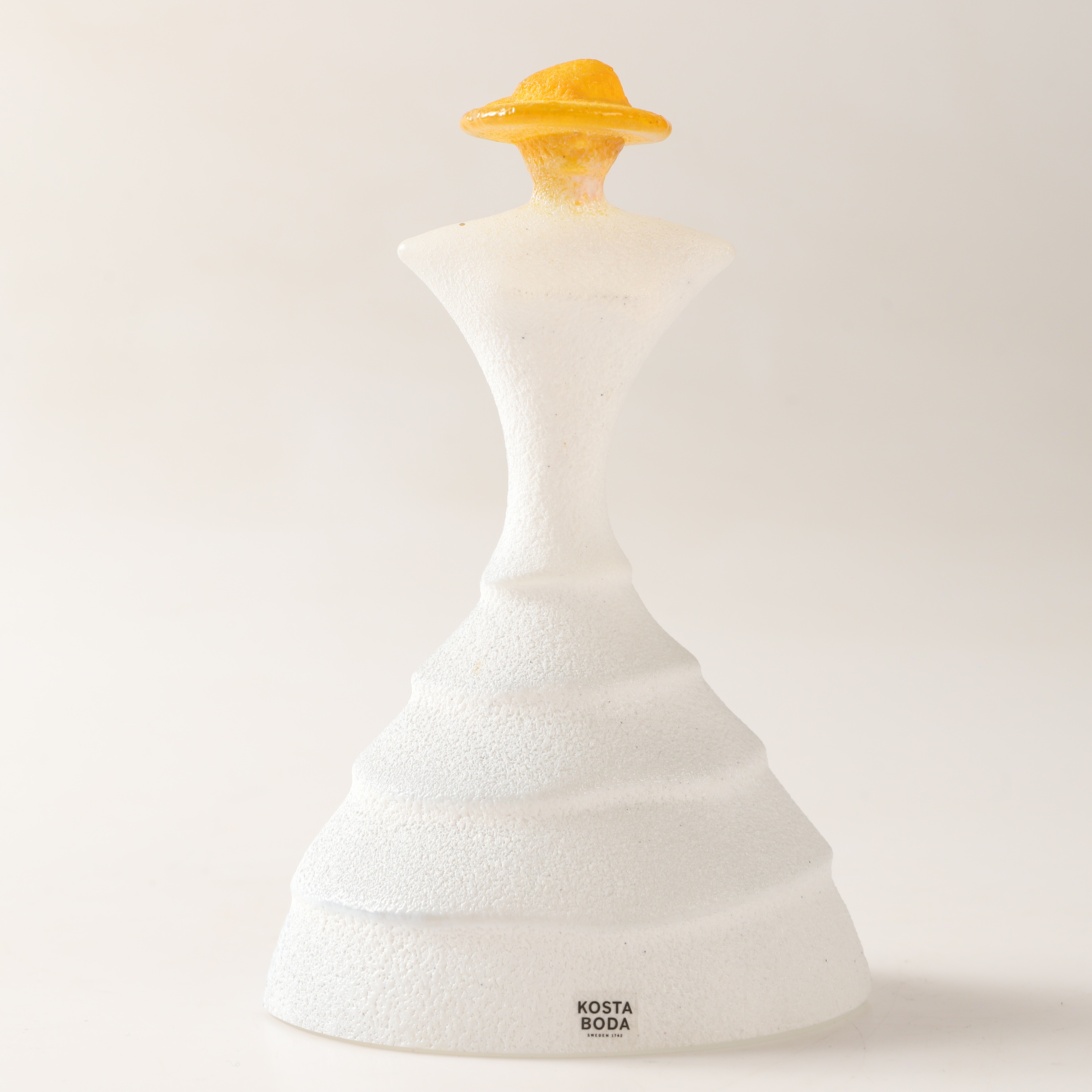 KJELL ENGMAN. Figurin, "Crinoline", ur serien "Catwalk", glas, Kosta Boda, signerad.