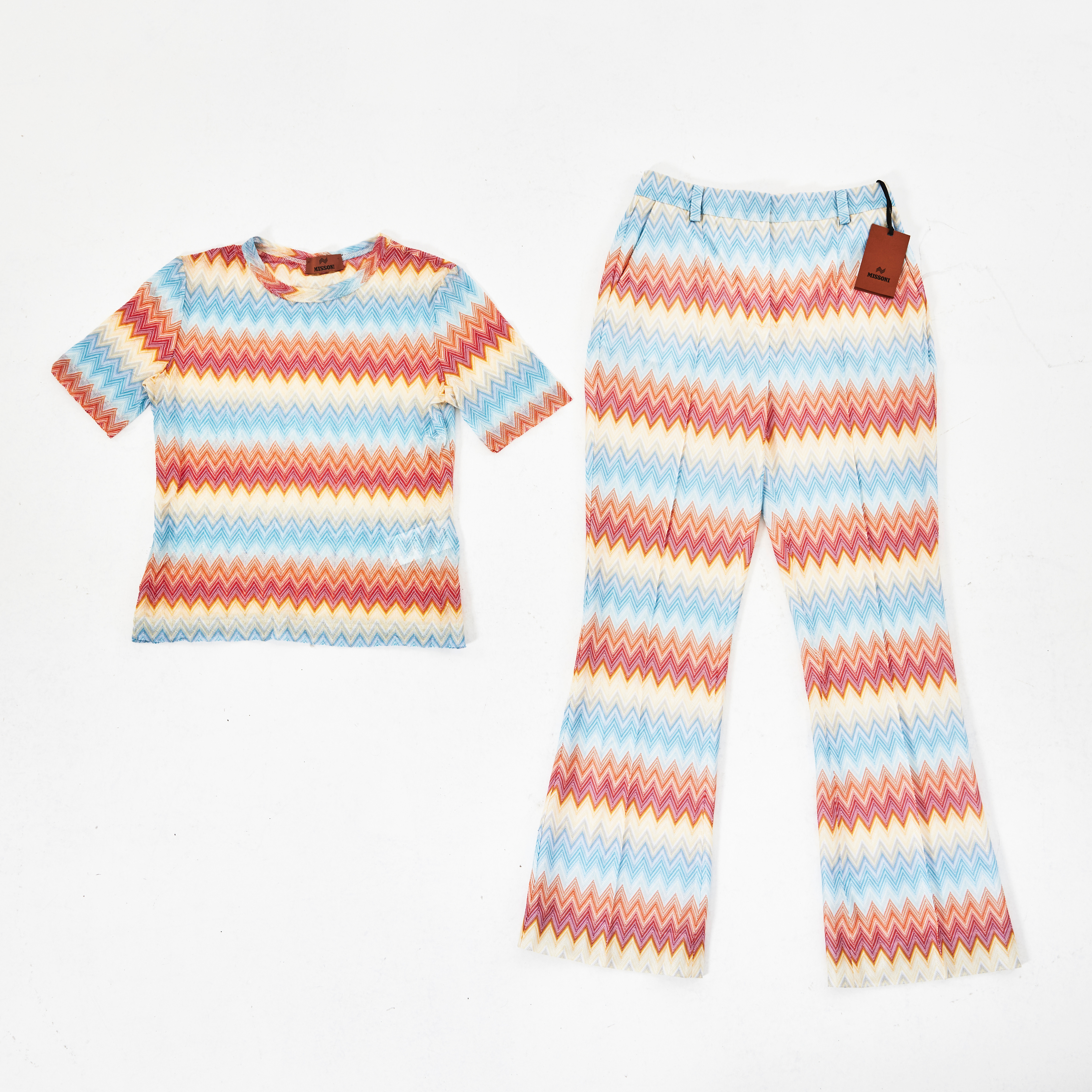 MISSONI, 2-delat set, byxor samt kortärmad top, polykroma färger i det klassiska sicksackmönstret.