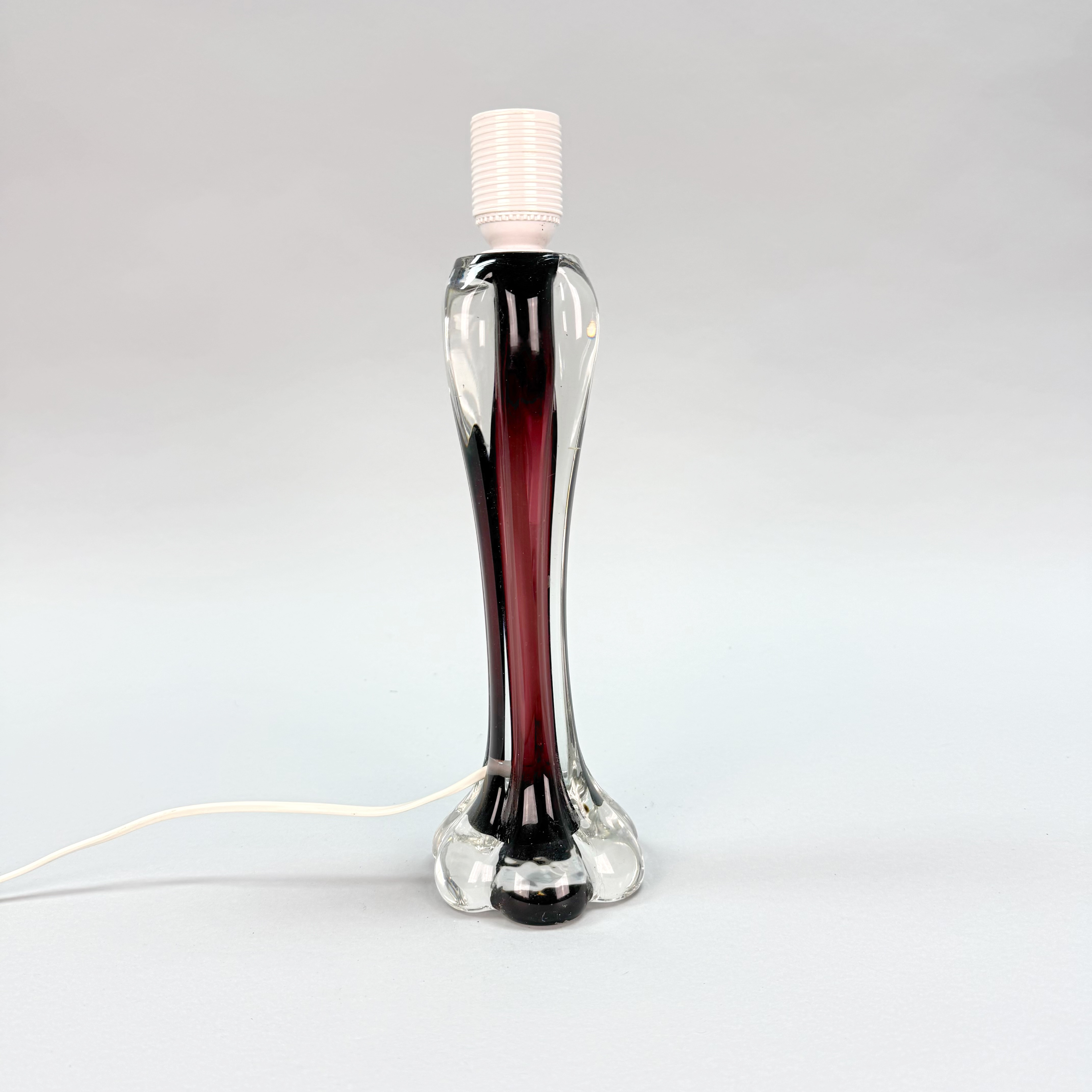 BORDSLAMPA, Flygsfors, designad av Paul Kedelv. underfångsglas med lila glas inuti klart glas. märk under.