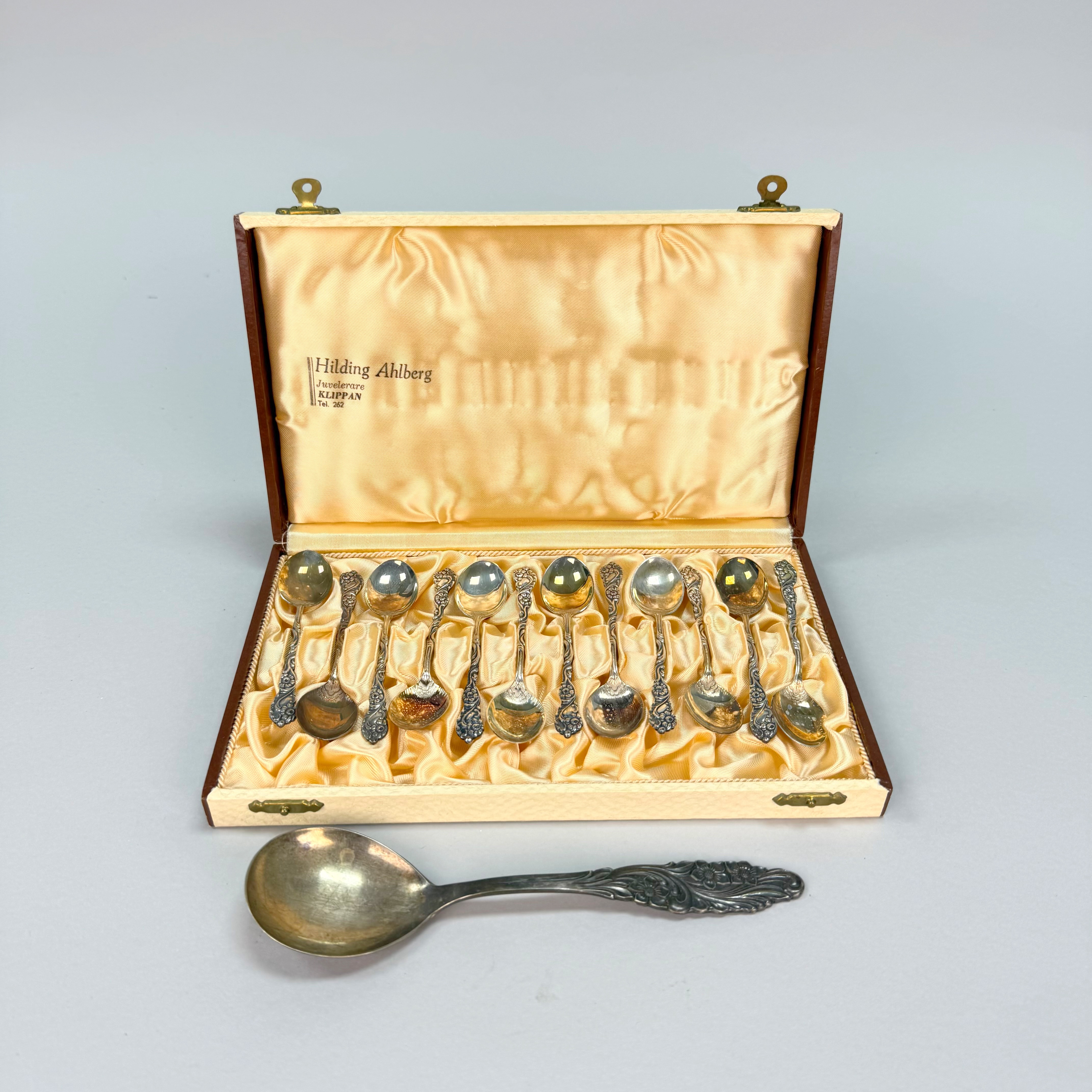 SKEDAR- i originalförpackning, samt en större sked, nysilver.