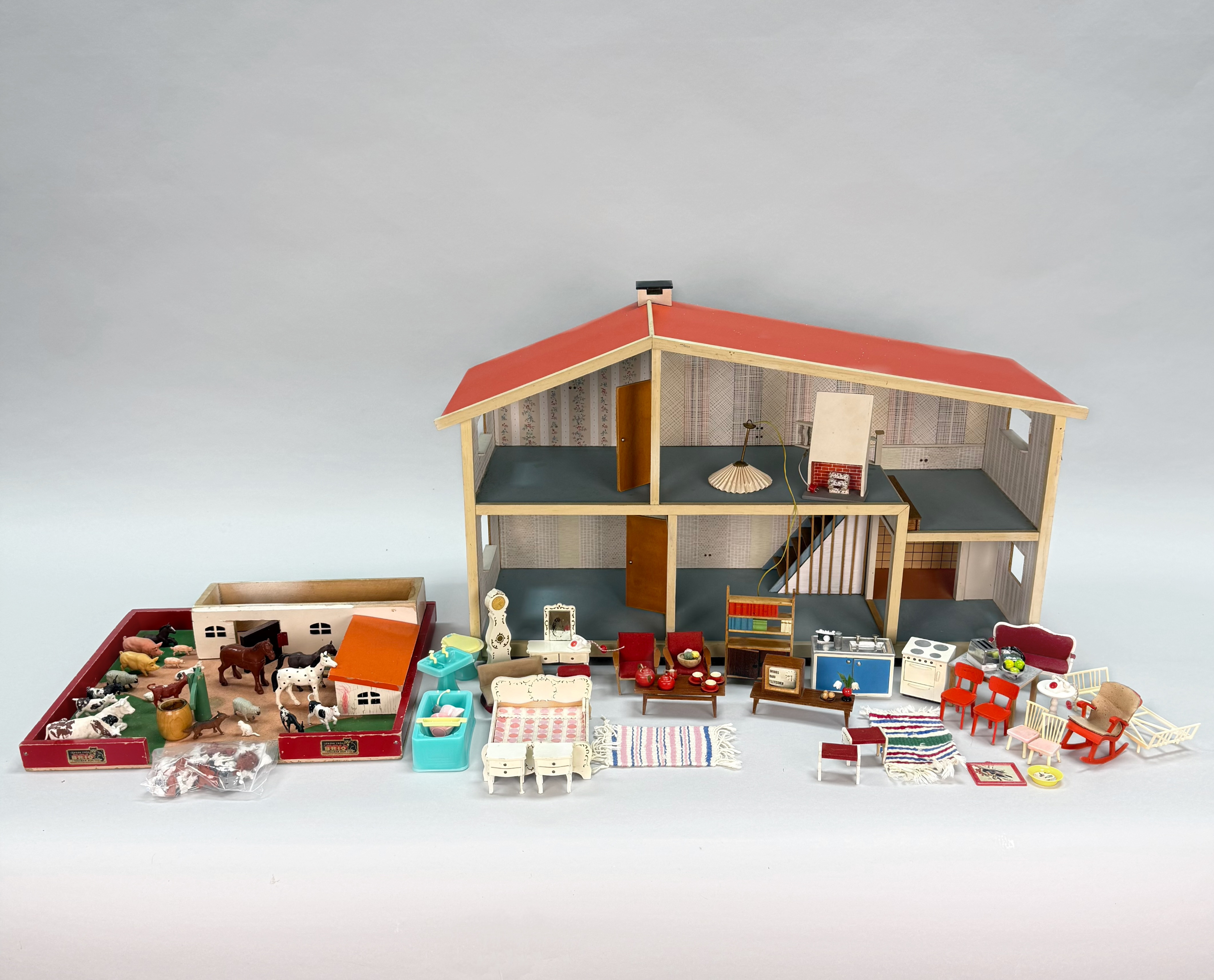DOCKSKÅP - Lundby med tillbehör, originaldelar 1960-tal + bondgård Brio.