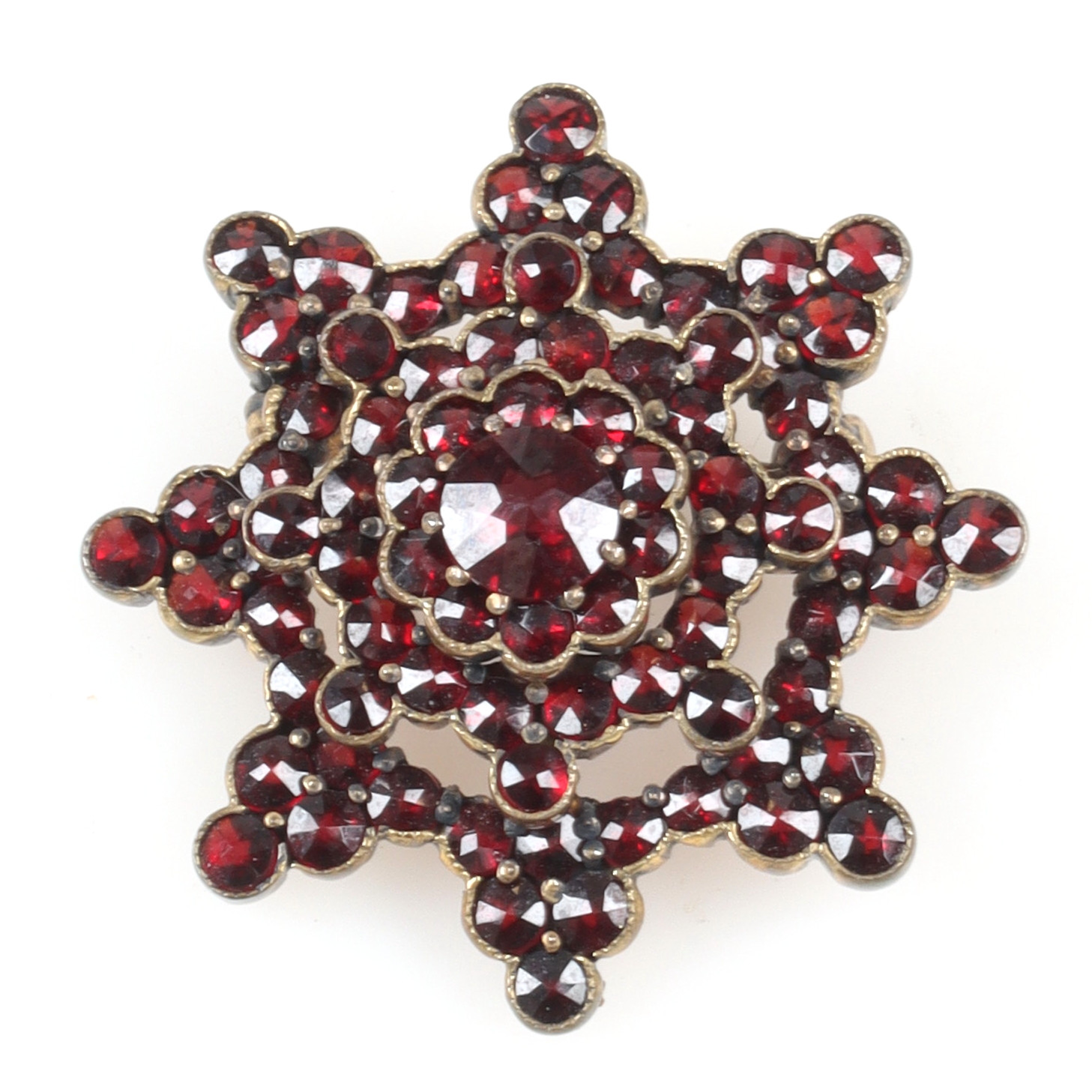 BROSCH, förgyllt silver, med granater, 1900-tal.