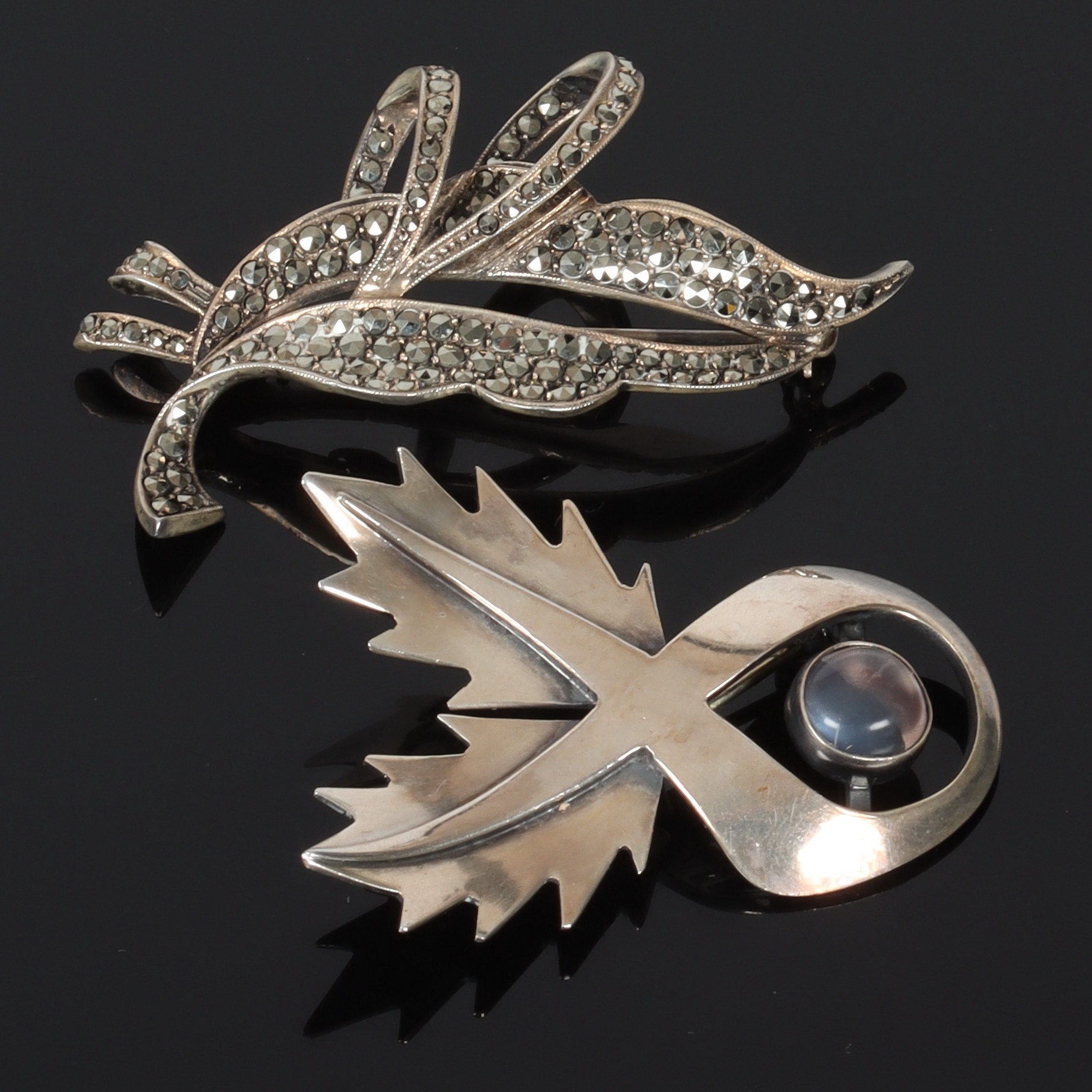 BROSCHER, bl.a. Sterling silver, med månsten, design Per Sköld för A Michelsen Aktiebolag, Stockholm. 1964.