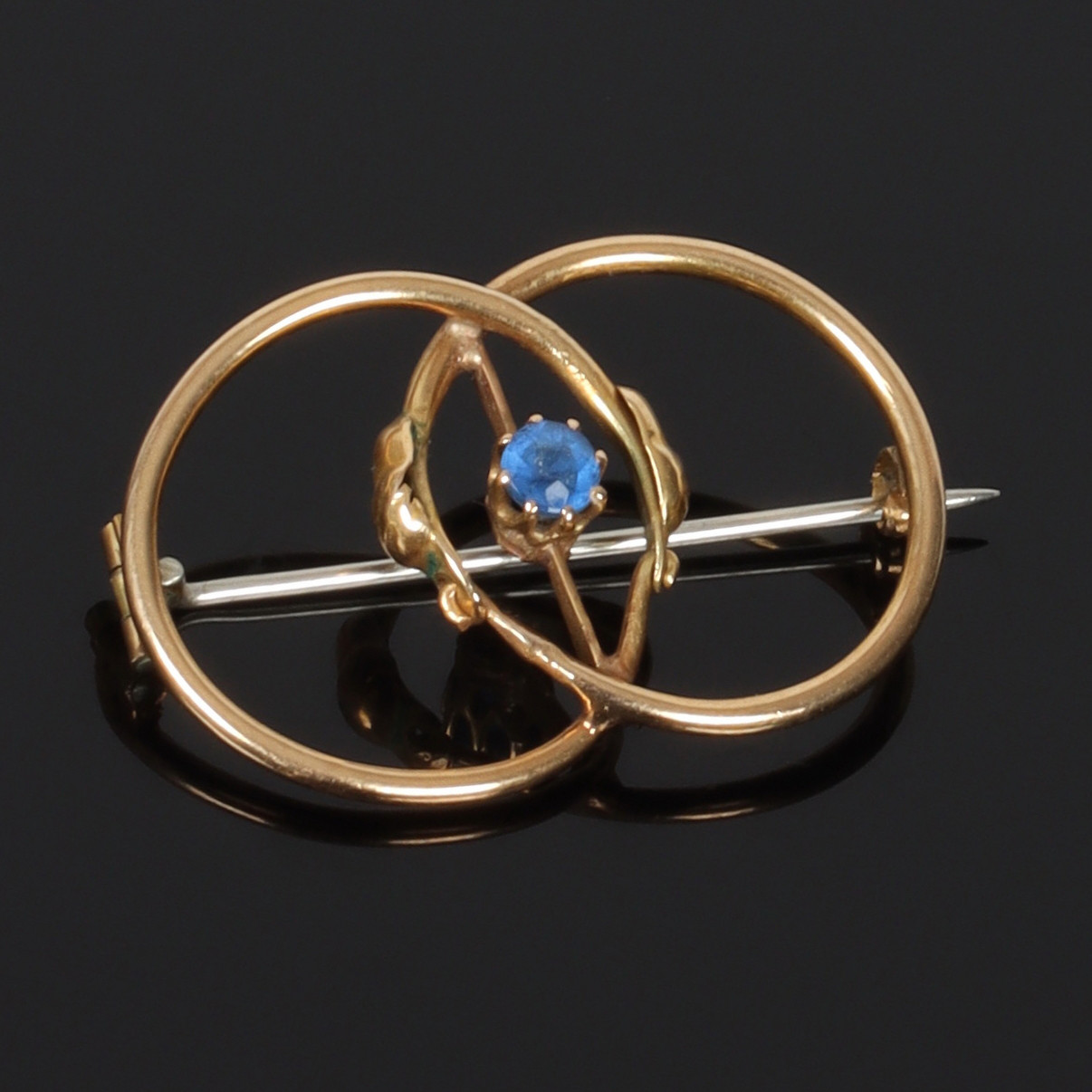 BROSCH, 18k guld, med blå sten. 1900-tal.