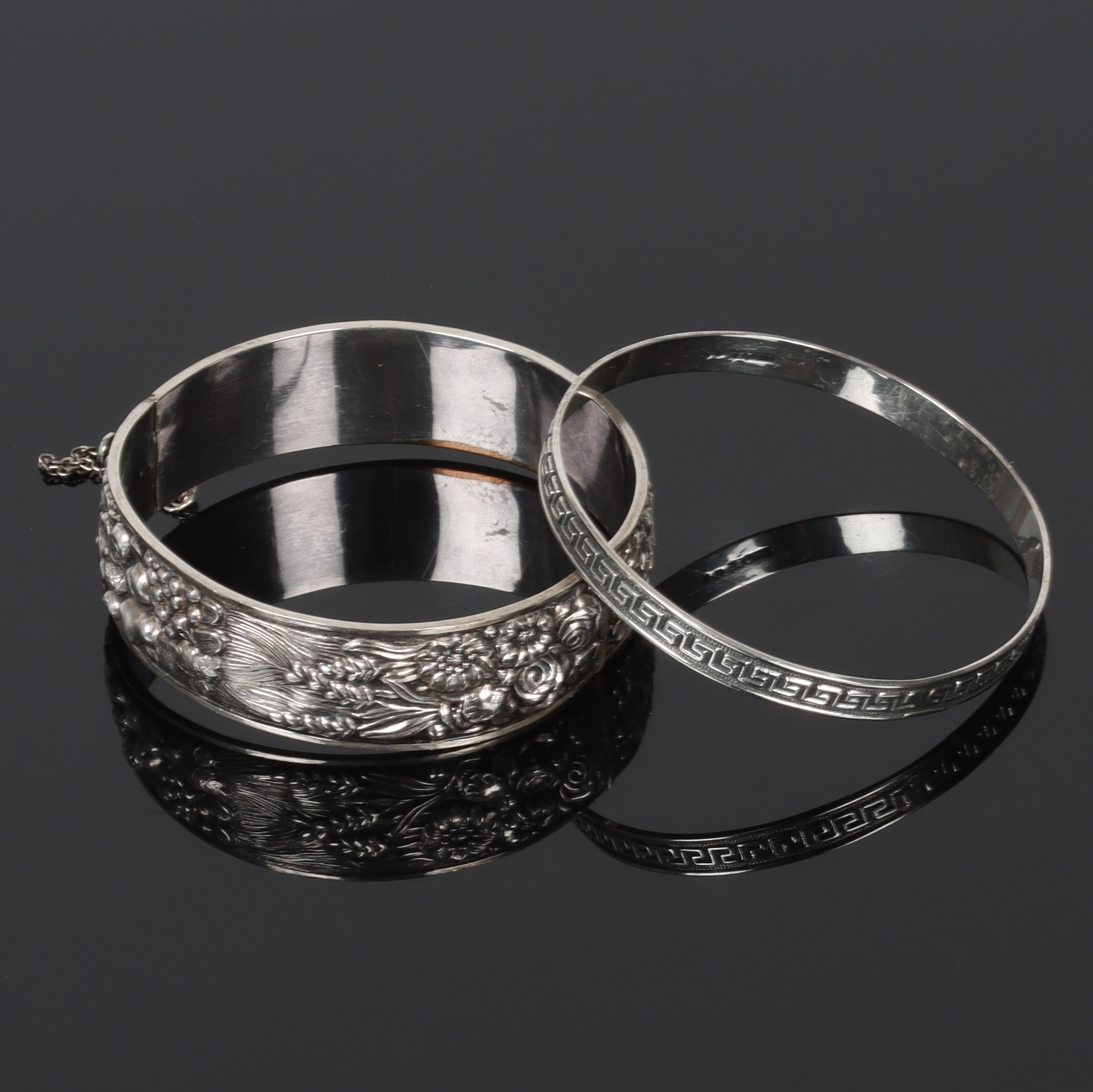 ARMRINGAR, 2 st., silver, bl.a. Börje Sam Elsbri Silvervarufirman, Stockholm. 1955.