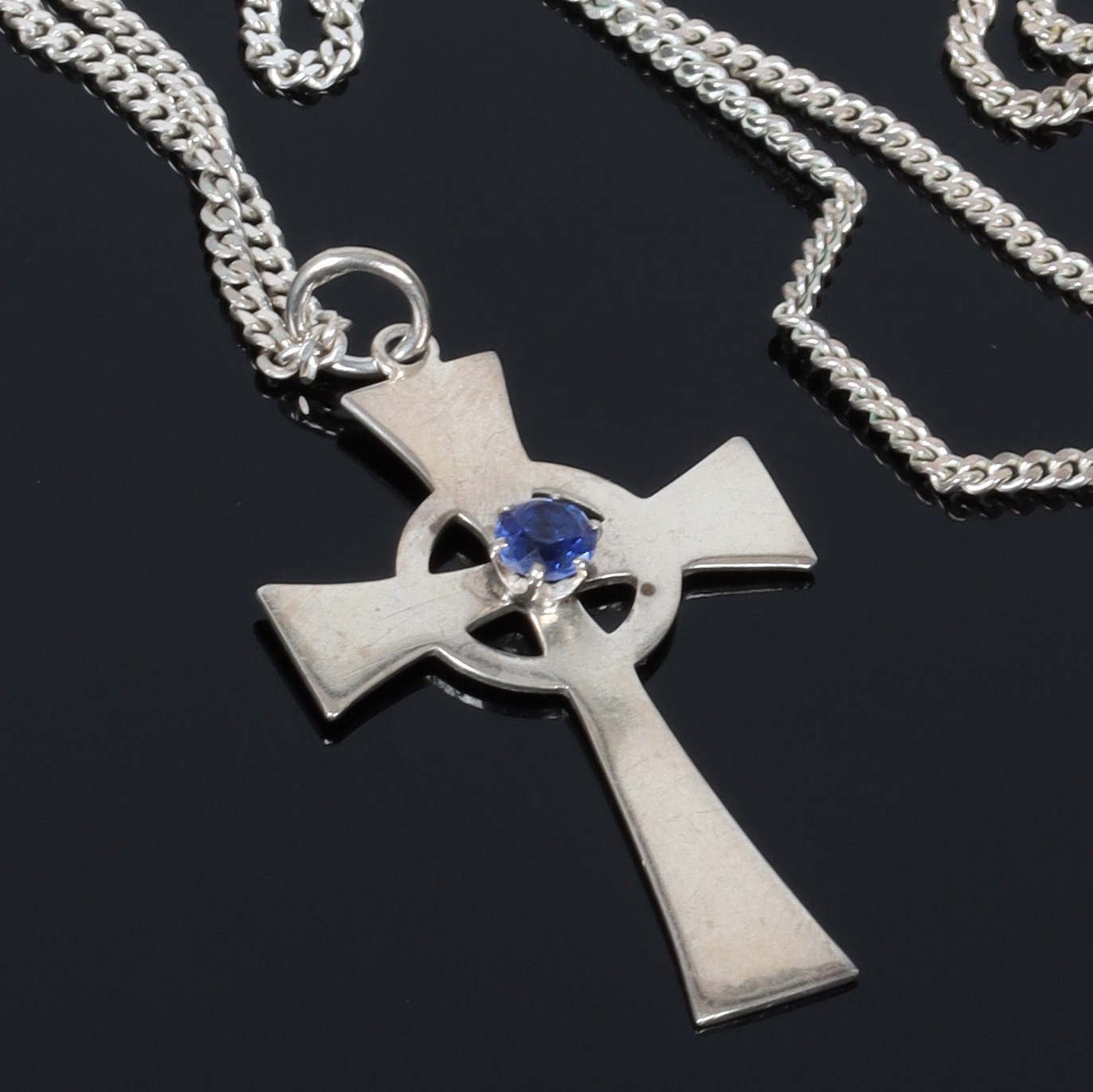 KEDJOR, 2 st. samt HÄNGE, silver, kors med blå sten, bl.a. C.G. Hallberg. 1942.