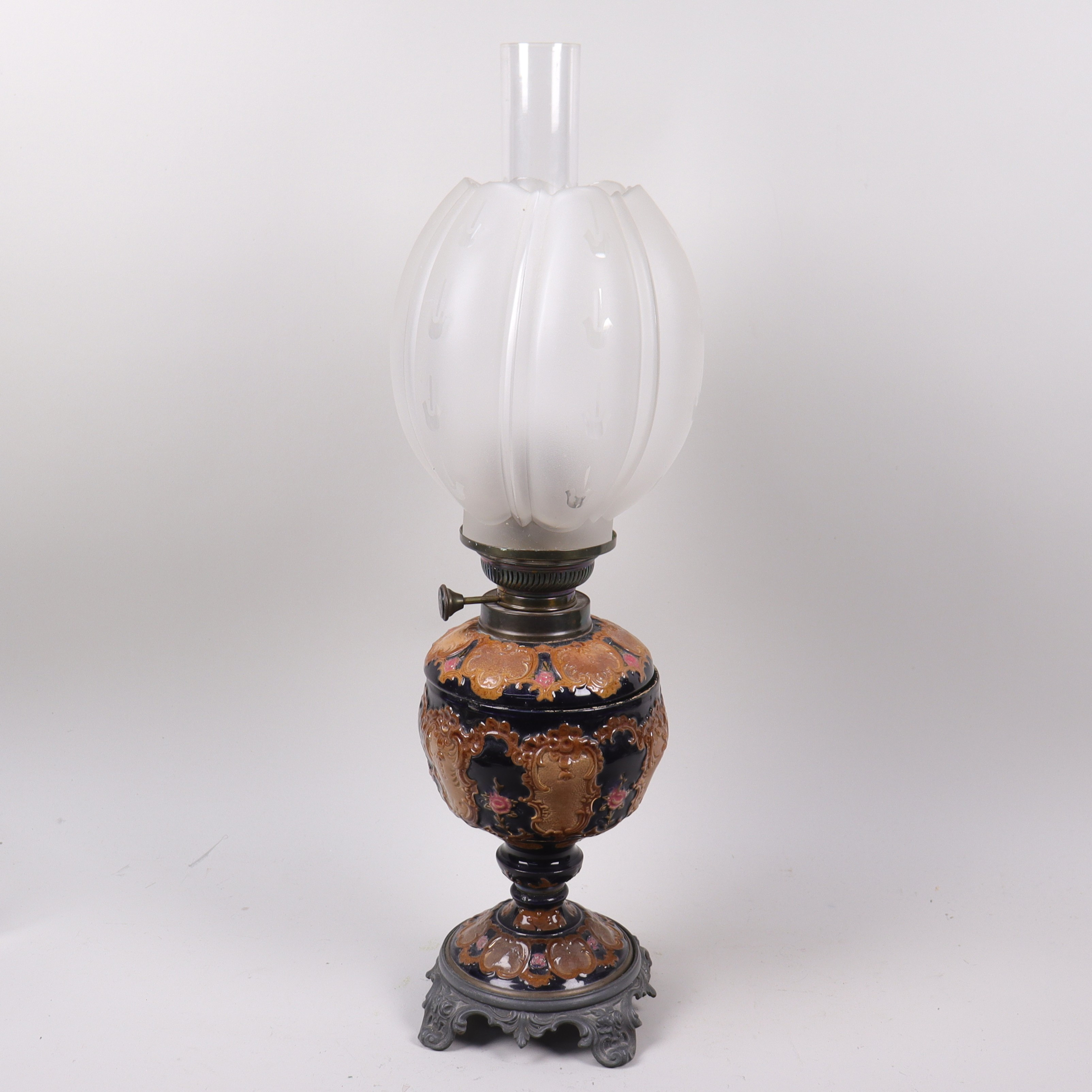 BORDSFOTOGENLAMPA, majolika, metall och glas, 1900-talets första hälft.