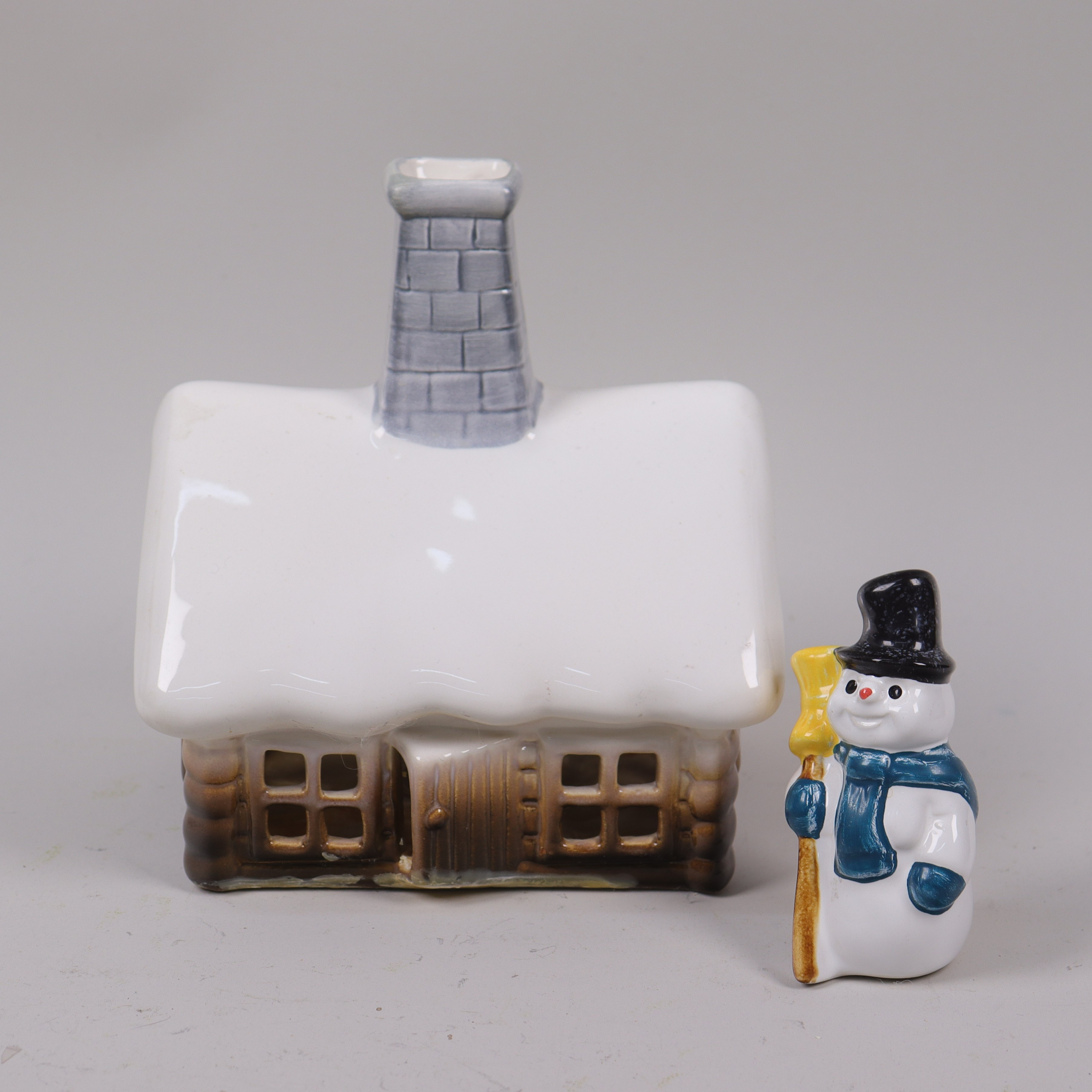 ROLF BERG. Torshälla, snögubbe och stuga, porslin, 2 delar.