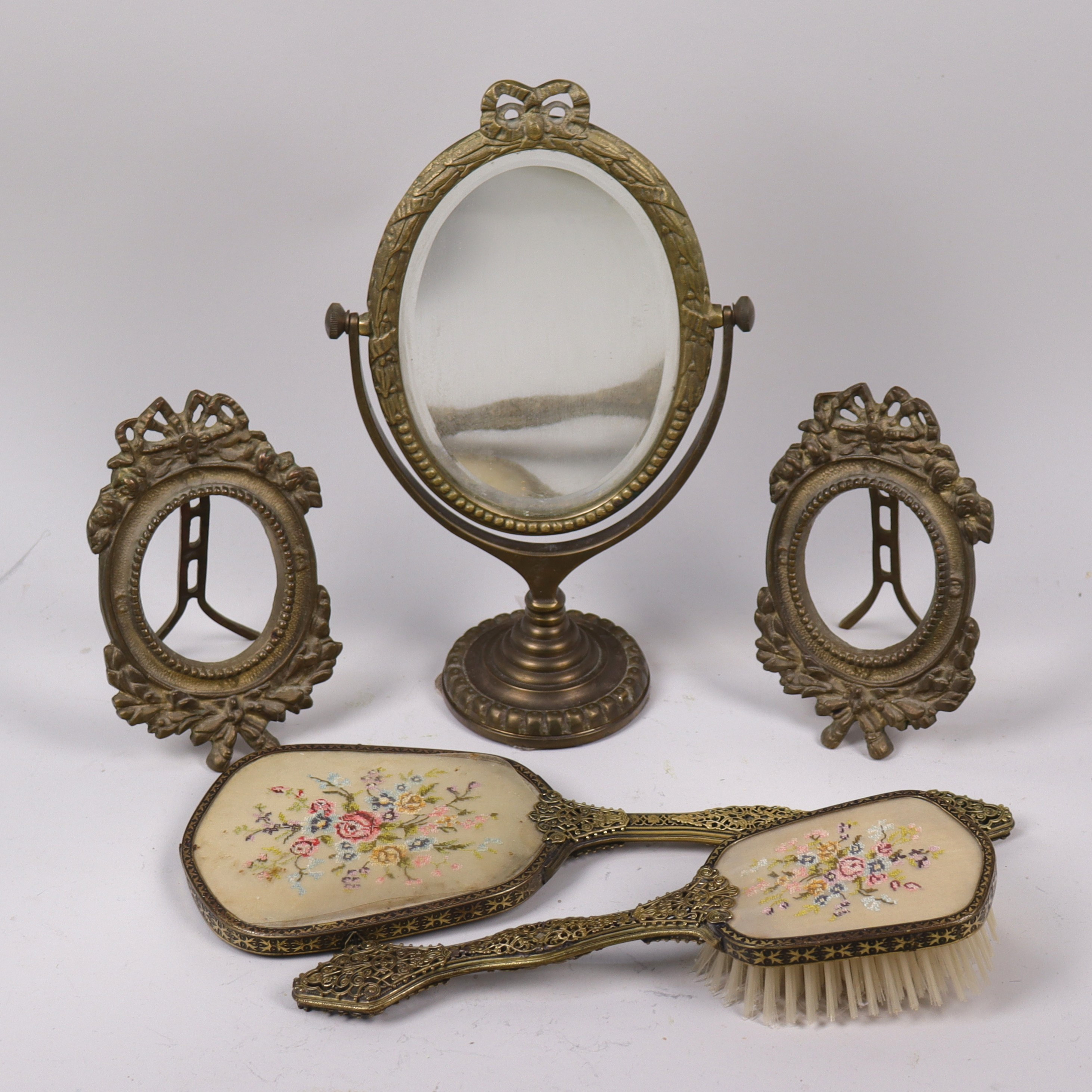 TOALETTSET, spegel, handspegel, borste och fotoramar, mässing, 1900-tal, 5 delar.