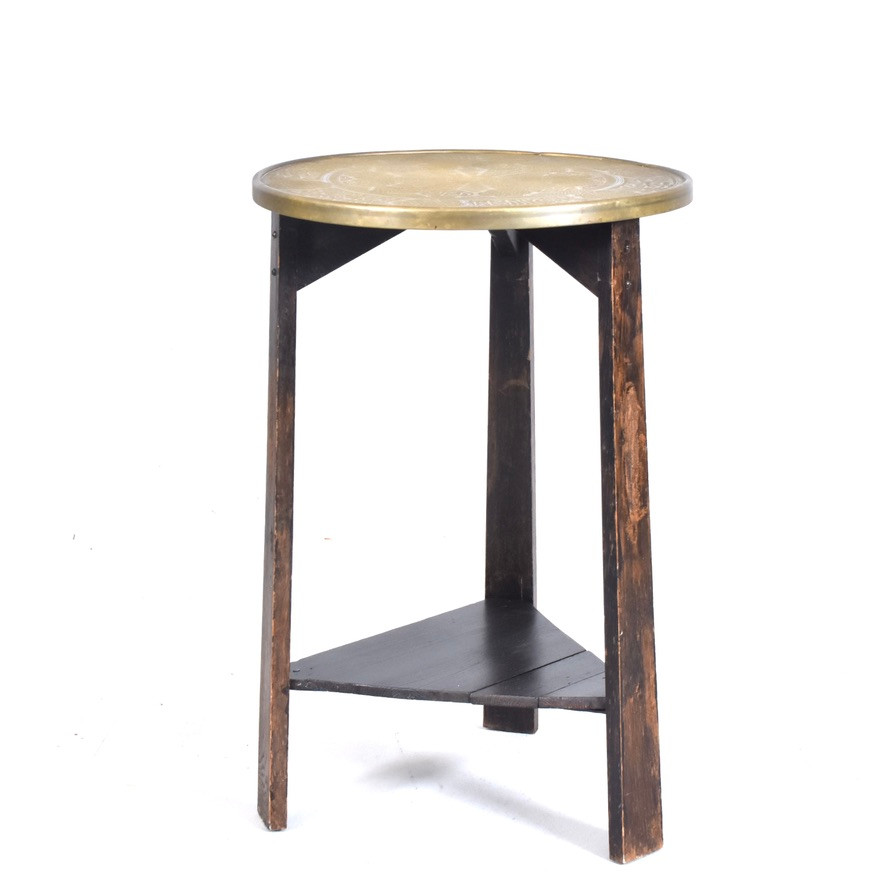 RÖKBORD, BONAT TRÄ MED MÄSSINGSSKIVA, orientalisk dekor, 1900-tal.