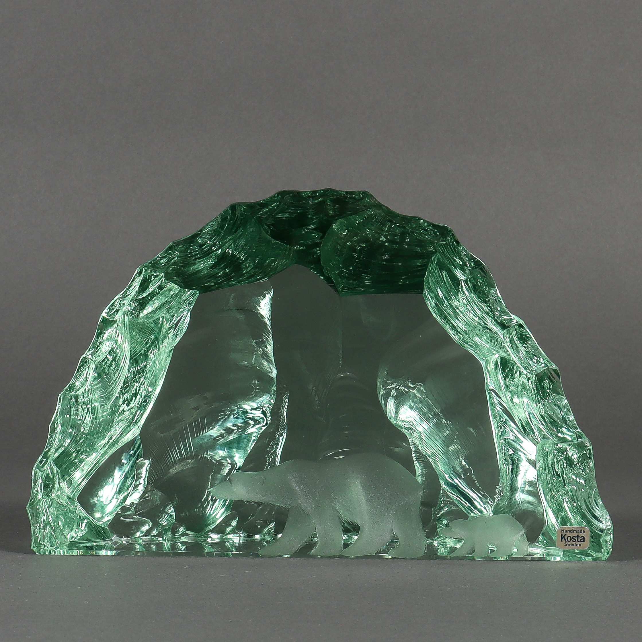 VICKE LINDSTRAND. Glasblock med isbjörnar, Kosta, 1900-talets andra del.