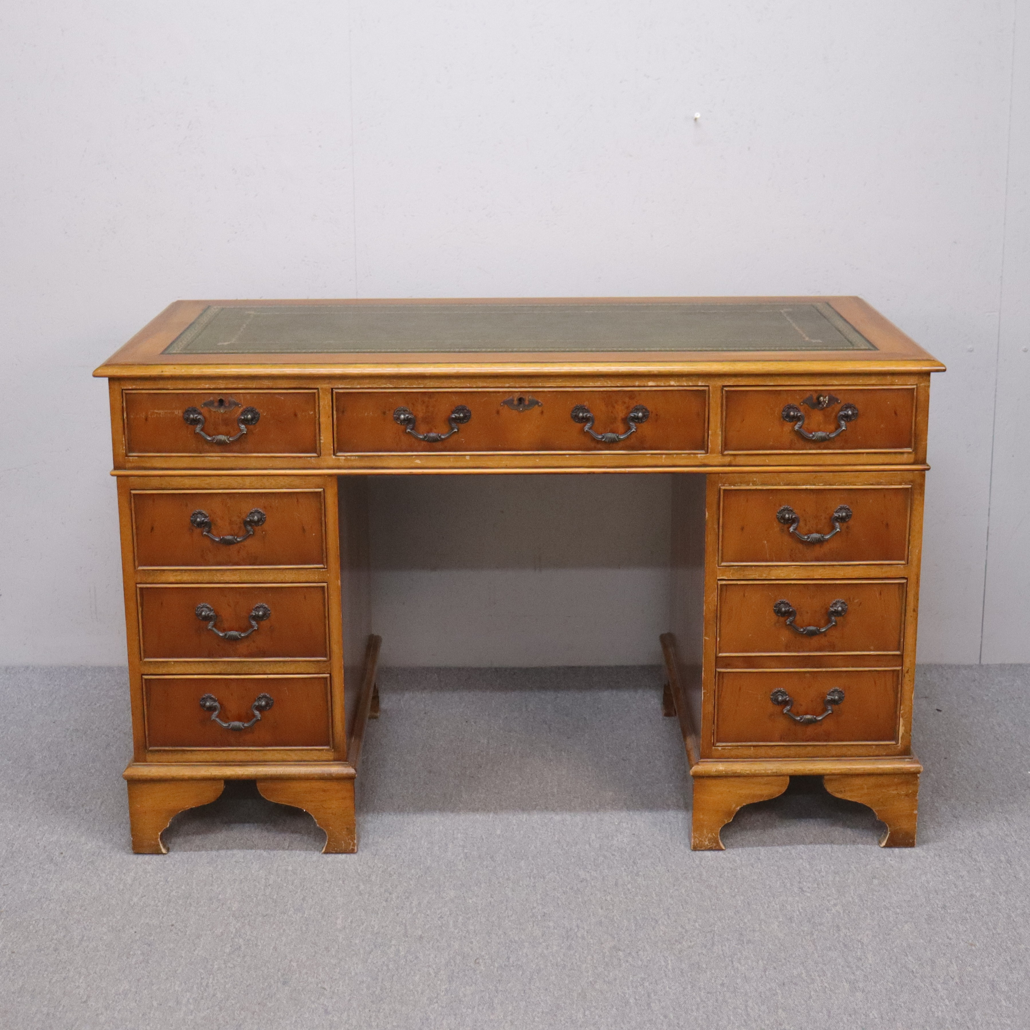 SKRIVBORD, engelsk stil, 1900-talets senare del.